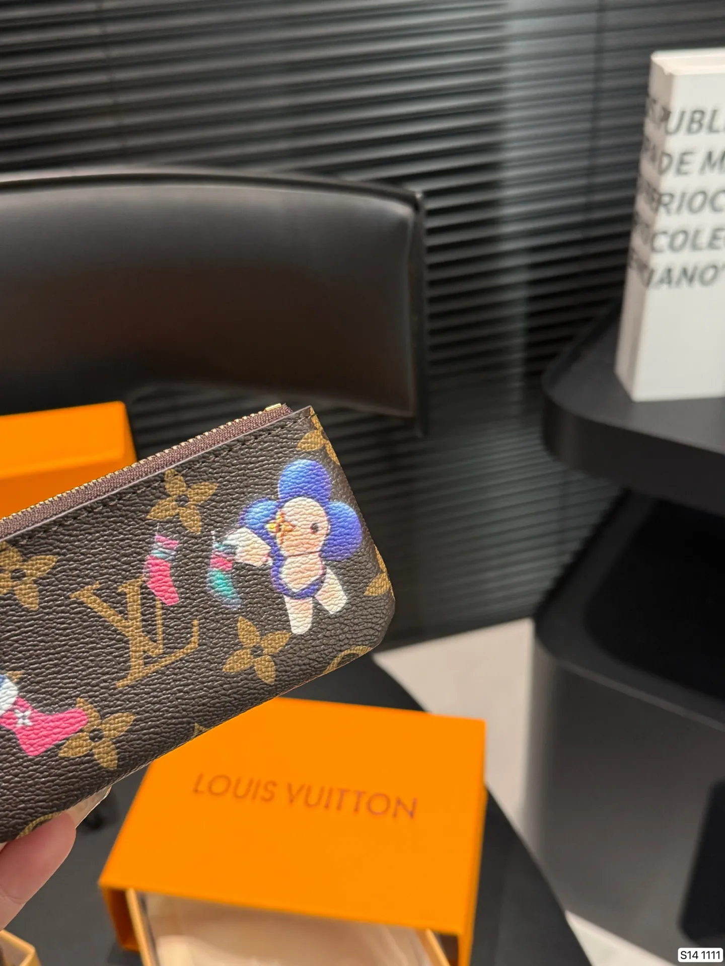 P120 配盒子 今天着重介绍一下我最爱的小卡包十钥匙包+零钱包: 驴牌老花~ 外形就比银行卡大一圈,内部刚好可以放下 尺寸11.5 6 货号1111