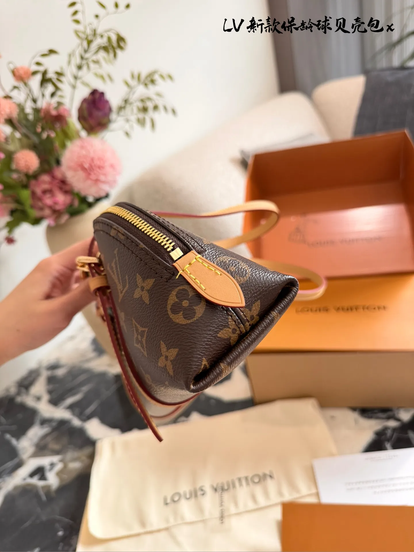 LV Papillon 26圆筒包p250 LV Papillon 26圆筒包,经典Monogram老花帆布+牛 皮饰边,复古优雅又实用! 26cm小巧尺寸,手提、单肩、斜挎都OK,,通勤休闲都能驾驭'+。灵感来自1940年代好莱坞,融合现代廓形,容量适中,日常物品轻松收纳。圆筒造型超有辨识度,是明星街拍和中古市场热门款,四季都能搭配,时髦又百搭!