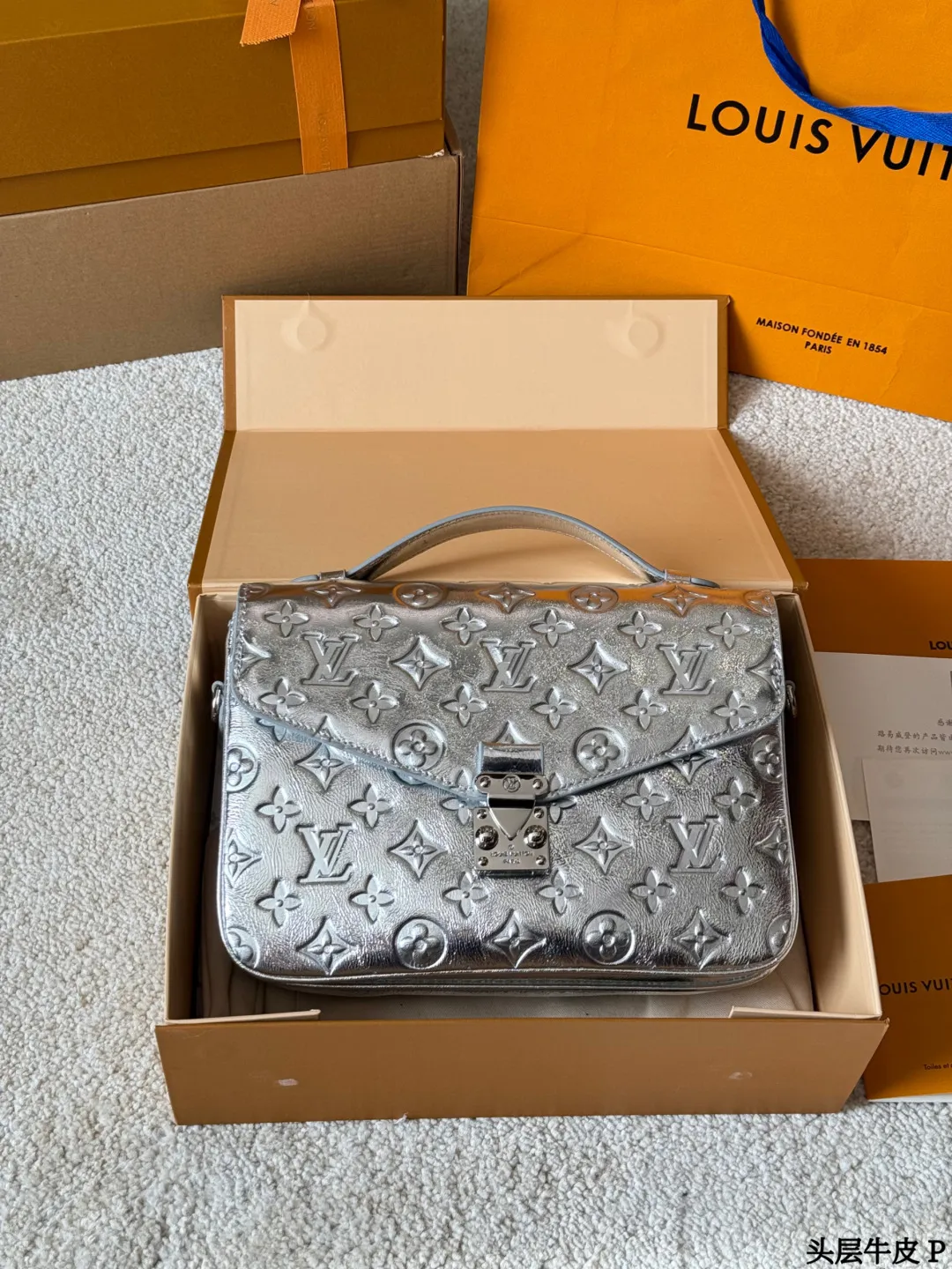 头层牛皮 p290 LV Pochette Metis 银色邮差包 SLV Pochette Metis银色邮差包，采用MonogramEmpreinte压纹牛皮，质感细腻耐用。斑鸠灰色低调优雅，银色五金+S型锁扣，细节满分！25x19x7cm25x19x7cm，内部多隔层+拉链口袋，收纳超方便。可拆卸肩带，手提斜挎都OK，通勤休闲都能驾驭了。经典设计+实用性，LV标志性单品，时髦精必入！