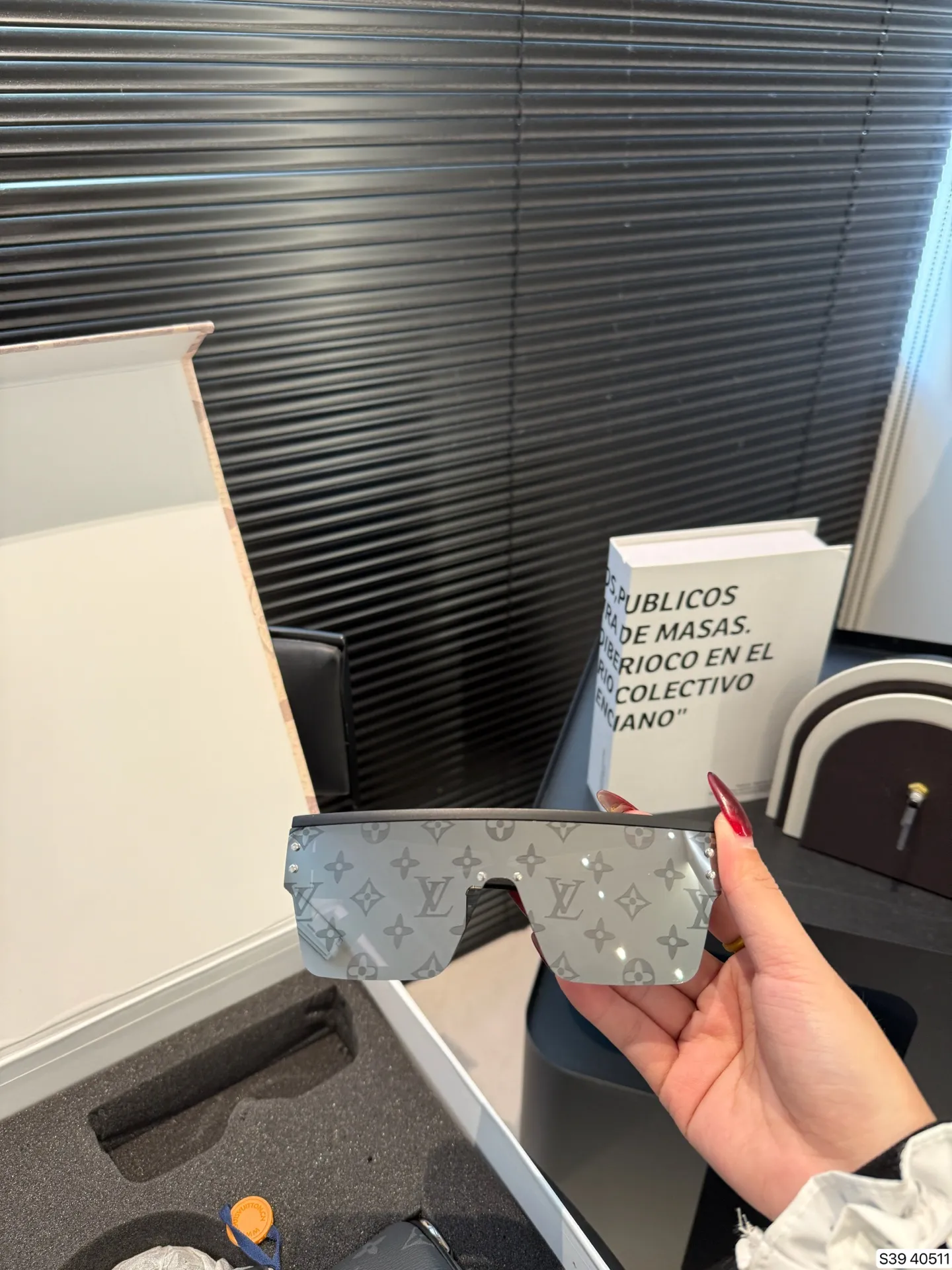 P245 配折叠盒子 经典Lv套盒 新款邮差黑武士➕挂件➕墨镜尺寸28 22 货号40511套盒