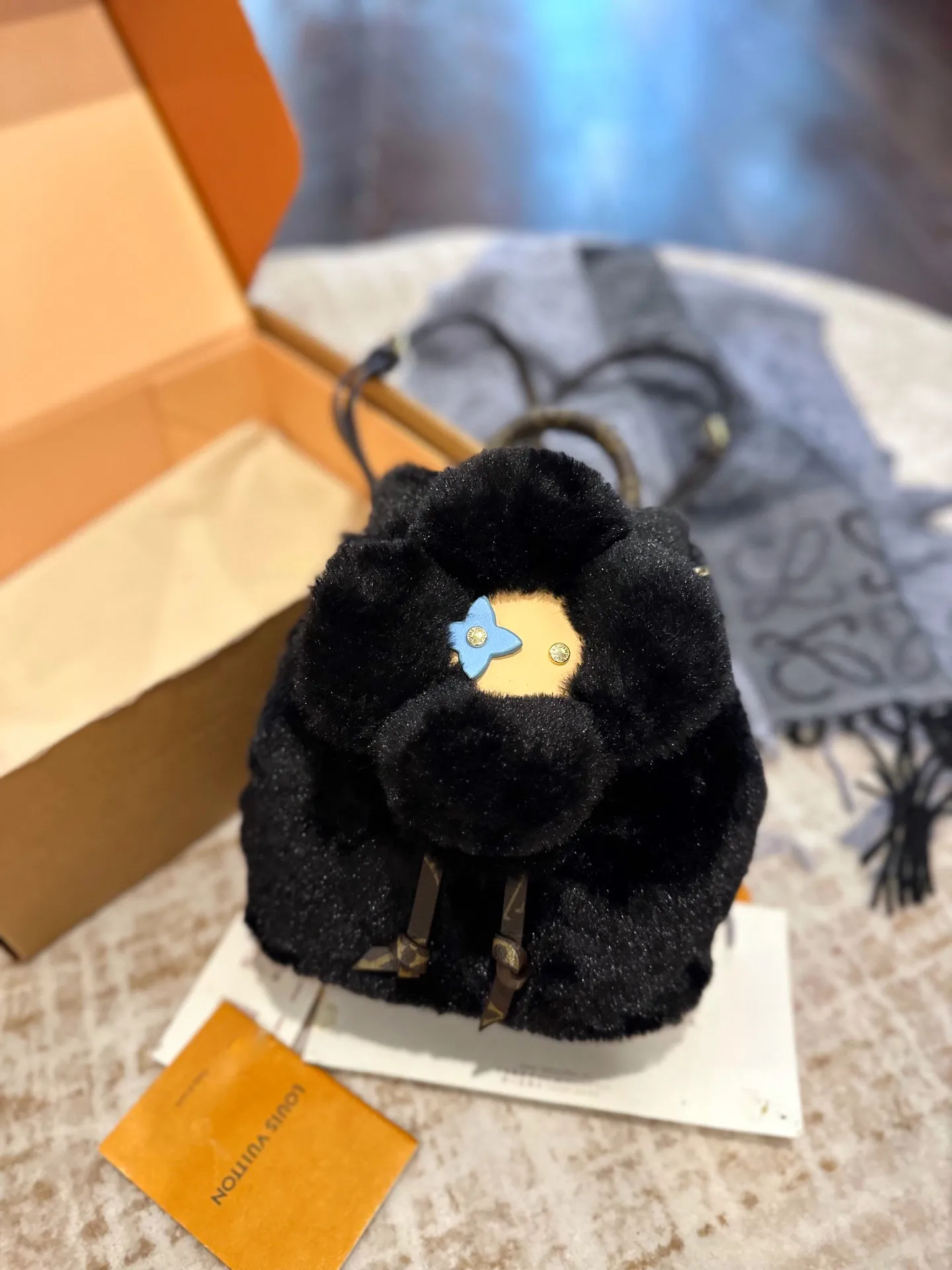 p120 礼盒包装 size 20 26 LV SKI滑雪系列vivienne Ski Snow系列 毛毛 双肩包 手机包 Louis Vuitton超限量Vivienne双肩包全日本限量发 等了一个月终于到货咯实物真的很可爱 容量感人 超可爱的手机包