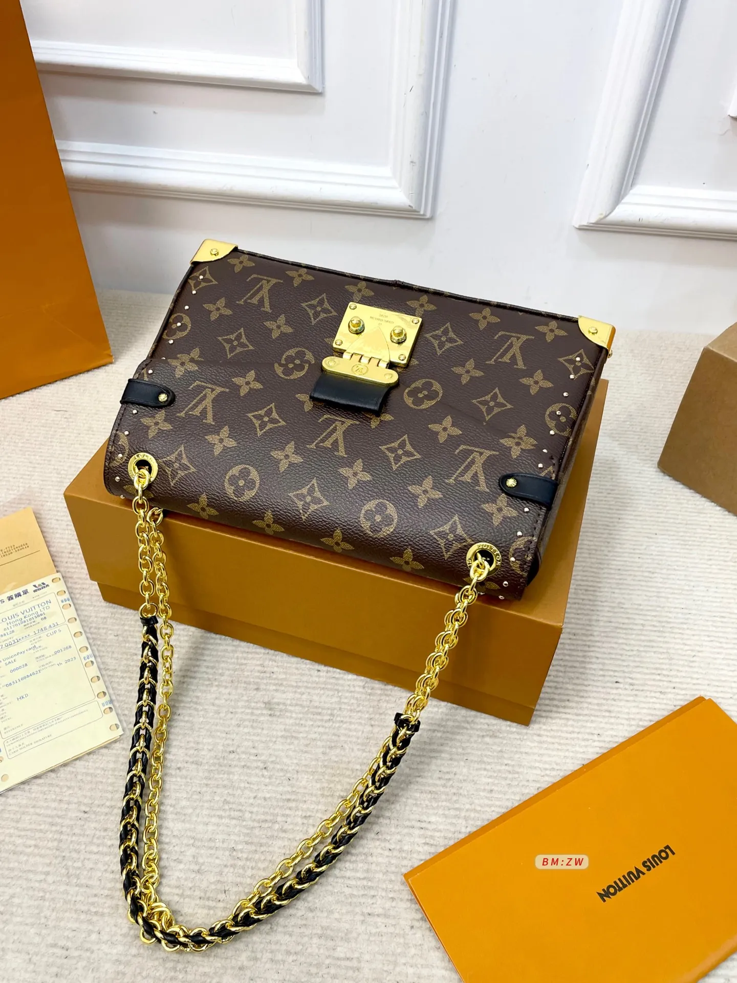 💰185 配折叠盒子 LV Trunkie链条包，2025春夏系列新品，经典Monogram老花帆布+金属链条，复古又时髦✨。小巧精致，配可拆卸肩带，手提、单肩、斜挎都OK！灵感来自LV档案馆，融合邮差包元素，翻盖+金属锁扣超有辨识度🧳。内部空间合理，通勤出行都很实用，是经典与现代的完美结合！ 尺寸：26*8*17