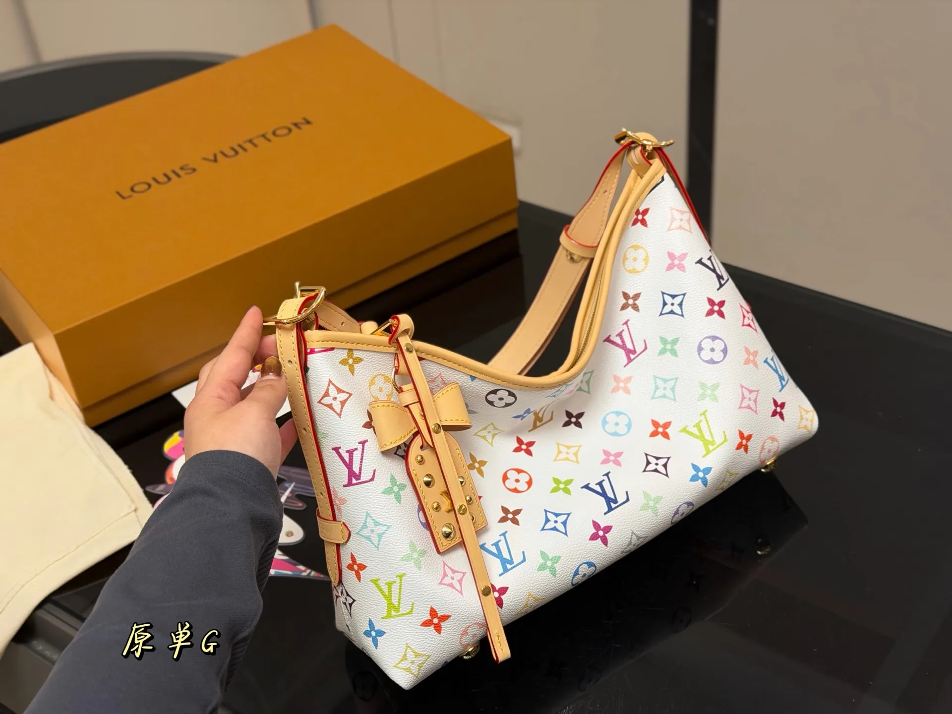 &yen;240 配折叠盒飞机盒 LV Carryall小号手袋改造款 LV Carryall小号手袋,经典Monogram老花帆布+牛皮饰边，简约大气超百搭!配可拆卸拉链子袋，收纳力满分+。宽肩带设计，背着超舒服，通勤or短途出行都很合适。内部空间宽敞，日常用品轻松装下，拉链开合更安全。休闲随性风格，时髦又实用，出街必备! 尺寸:33.21cm