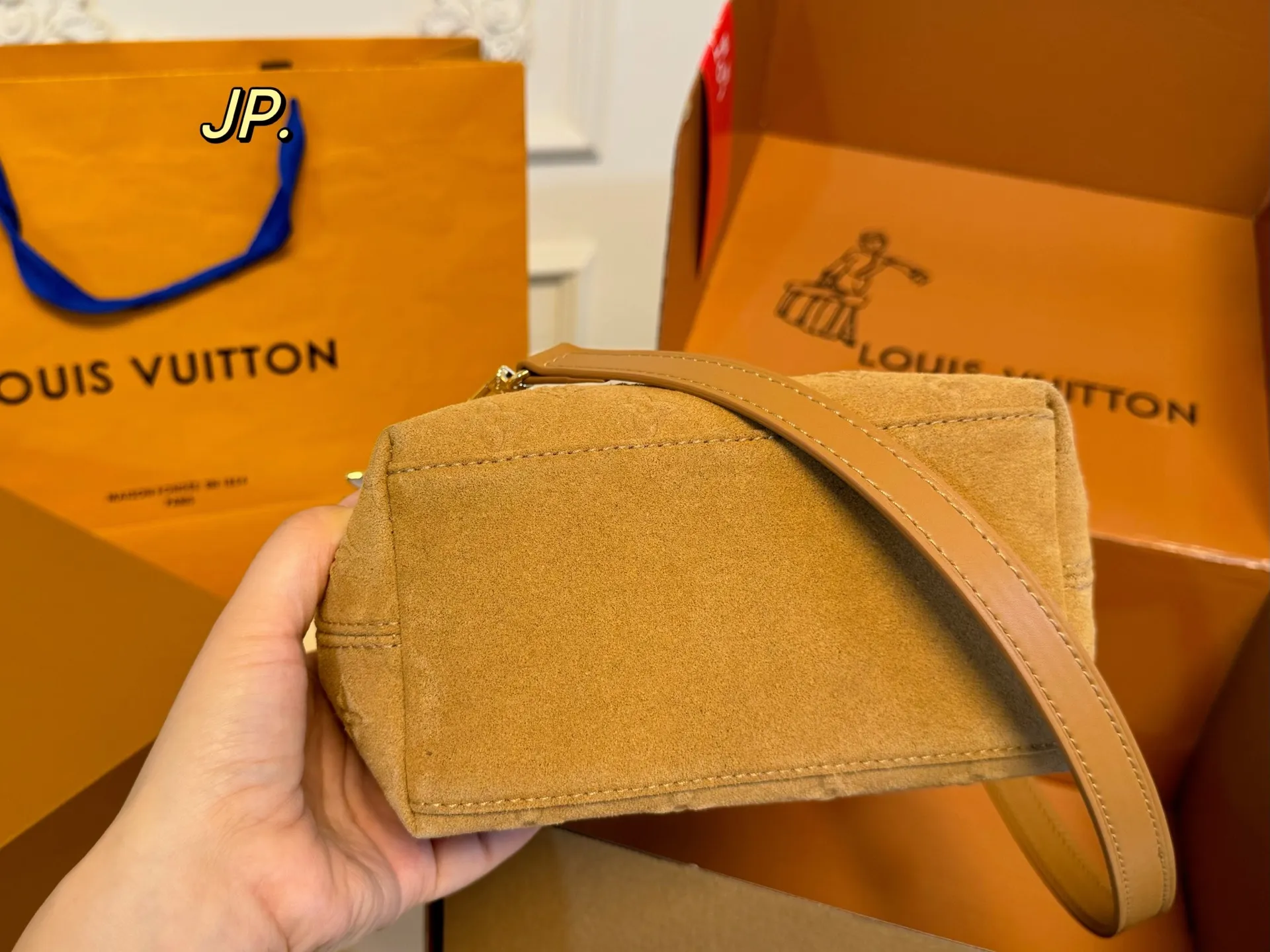 P165(折叠盒飞机盒) size:17×20 LV路易威登麂皮绒中古链条水桶包💕 超级耐看的经典配色! 采用桶状设计,容量十足 配有长肩带,多种背法 日常出街、通勤,低调又百搭‼️