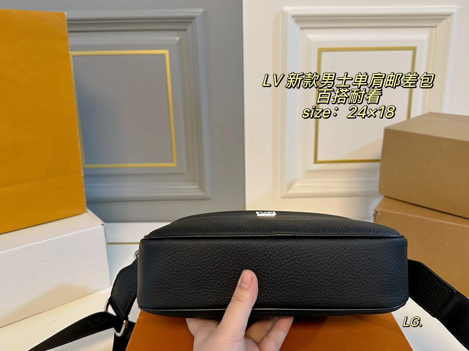 P140(配盒) size:24×18 LV路易威登新款男士单肩邮差包💕 原单品质,拉链开合设计,高级百搭 织物肩带🉑️调节 可斜挎可单肩方便实用! 百搭耐看,四季🉑️背,潮酷通勤必备🖤