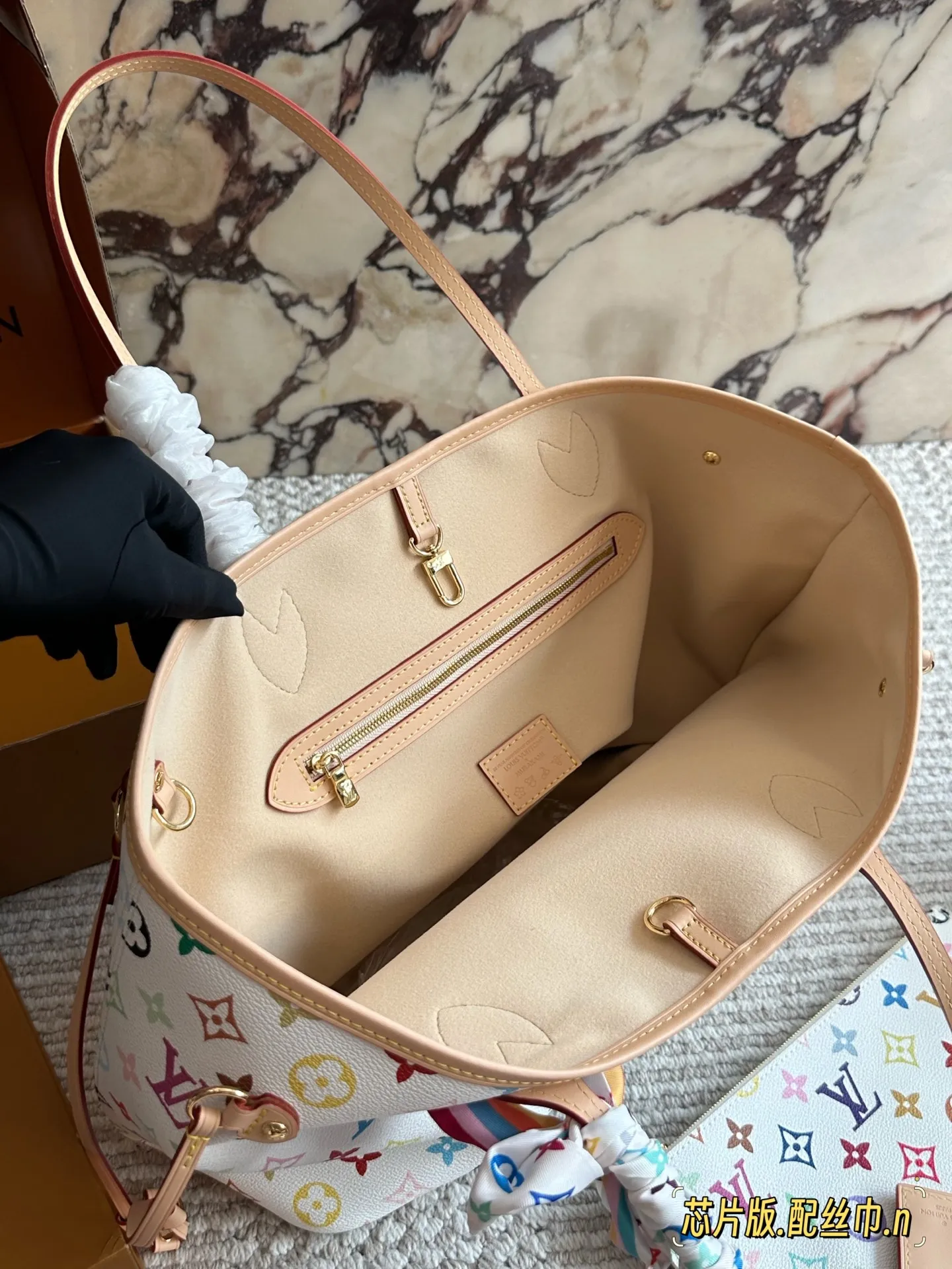 💰240 村上隆系列 lv neverfull购物袋的经典王牌，超大容量的设计作为妈咪包和OL通勤都是妥妥 滴,出镜率 最高的包款。条纹内衬完全不单调沉闷，设计感十足，可拆卸式子母拉链手包，既可单独作手拎包使用，亦可作为额外的内胆 清 丽中带点小女人的可爱韵味!尺寸: 32x29 x 17 cm 配礼盒