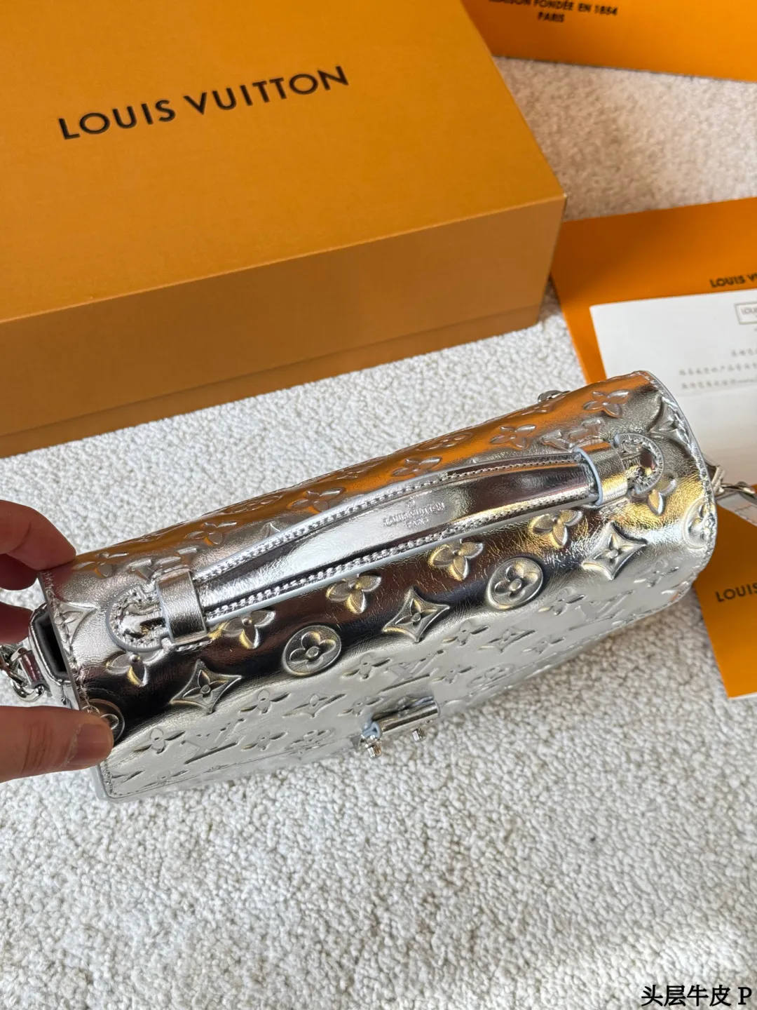 头层牛皮 p290 LV Pochette Metis 银色邮差包 SLV Pochette Metis银色邮差包,采用MonogramEmpreinte压纹牛皮,质感细腻耐用。斑鸠灰色低调优雅,银色五金+S型锁扣,细节满分!25x19x7cm25x19x7cm,内部多隔层+拉链口袋,收纳超方便。可拆卸肩带,手提斜挎都OK,通勤休闲都能驾驭了。经典设计+实用性,LV标志性单品,时髦精必入!