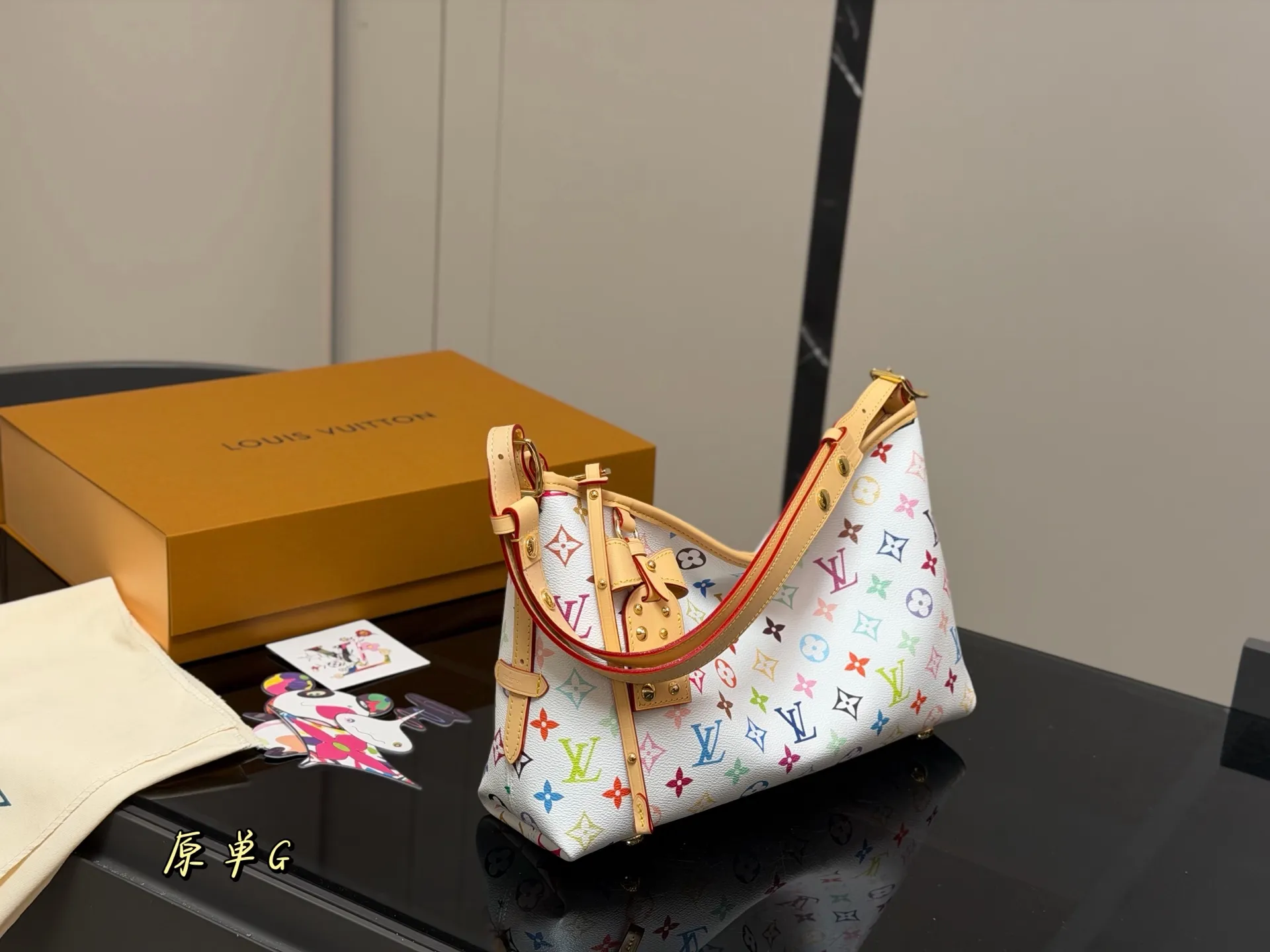 ¥240 配折叠盒飞机盒 LV Carryall小号手袋改造款 LV Carryall小号手袋,经典Monogram老花帆布+牛皮饰边,简约大气超百搭!配可拆卸拉链子袋,收纳力满分+。宽肩带设计,背着超舒服,通勤or短途出行都很合适。内部空间宽敞,日常用品轻松装下,拉链开合更安全。休闲随性风格,时髦又实用,出街必备! 尺寸:33.21cm