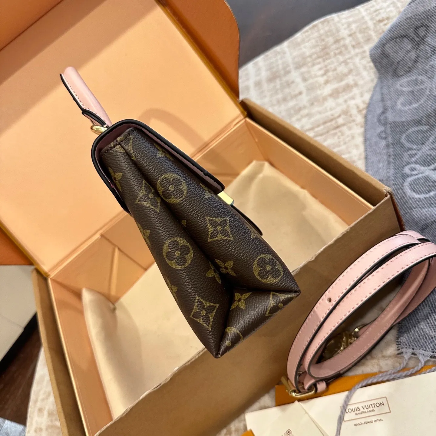 p100 礼盒包装 LV 新款LOCKY BB老花拼皮手提单肩斜跨包 Monogram涂层帆布与柔滑的材质 磨面牛皮饰边 织物内衬 金色金属饰件 顶部配有Toron手柄 适合手提或手挽 可脱卸 可调节肩带 方便肩背或斜挎 经典磁吸挂锁 内设贴袋 尺寸23cm