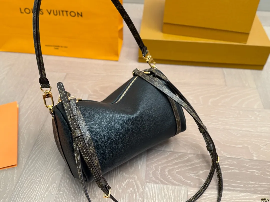 纯皮&yen;240飞机盒钢五金 专柜同步163变频芯片 LV路易威登Express枕头包 配有可拆卸肩带🉑自由转换 手提，肩背或斜挎等各种造型背法 极具松弛感 上身效果时髦好看‼️ 尺寸：小号26 15