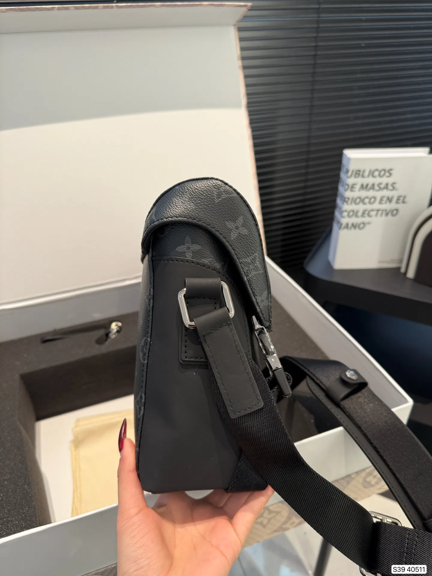 P245 配折叠盒子 经典Lv套盒 新款邮差黑武士➕挂件➕墨镜尺寸28 22 货号40511套盒