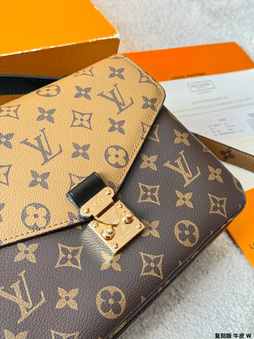 复刻版 牛皮 p195 Lv Pochette M&eacute;tis 邮差包 复刻版 牛皮 邮差包老花手提单肩斜挎包，优雅低调的外形设计和宽敞的包身更加入了实用性，LV闪亮的纯钢金色五金配件- 可调节肩带，配有树糕皮的肩垫，拉链闭合 超细纤维内衬 尺寸：25*20cm