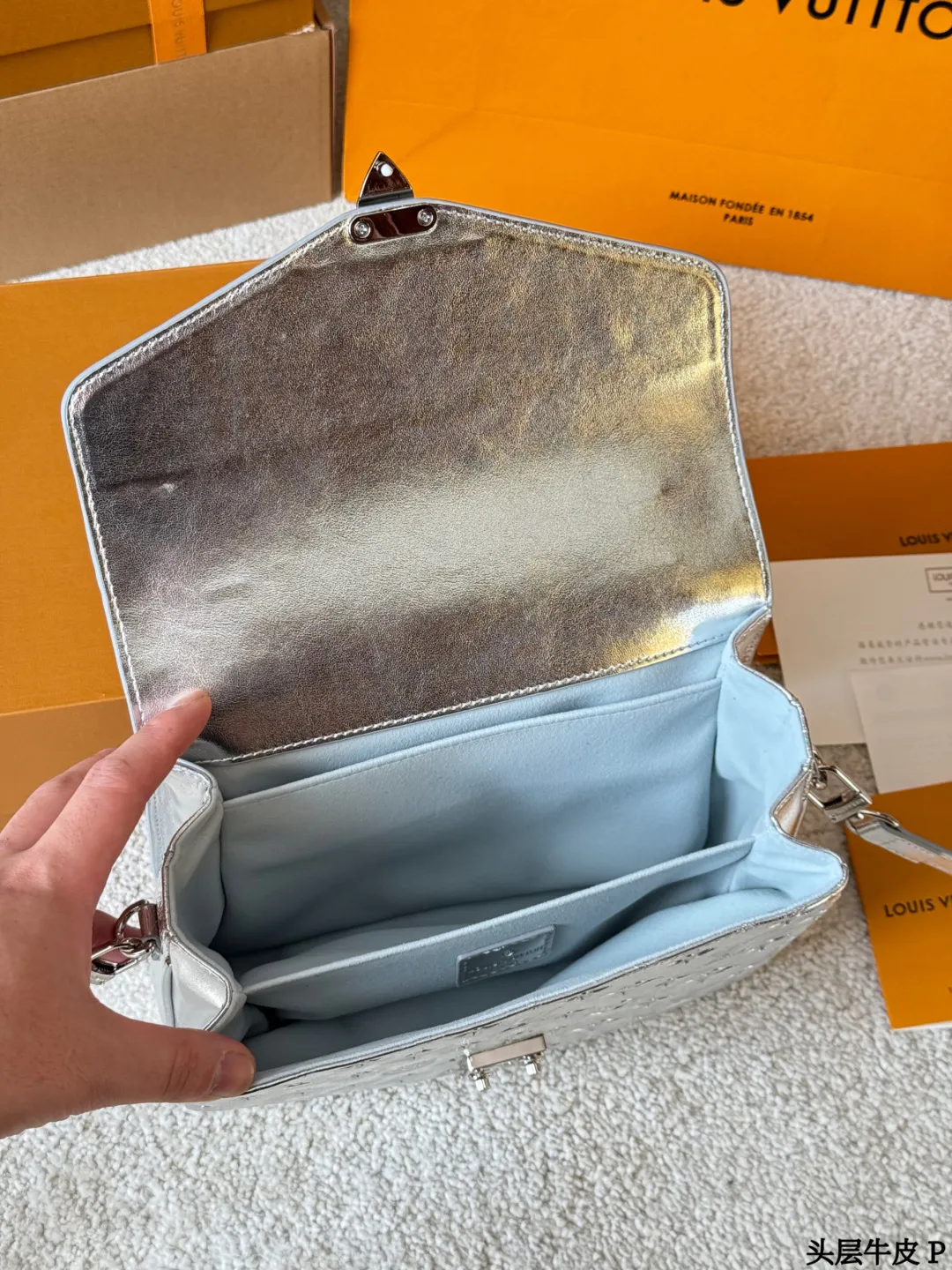头层牛皮 p290 LV Pochette Metis 银色邮差包 SLV Pochette Metis银色邮差包,采用MonogramEmpreinte压纹牛皮,质感细腻耐用。斑鸠灰色低调优雅,银色五金+S型锁扣,细节满分!25x19x7cm25x19x7cm,内部多隔层+拉链口袋,收纳超方便。可拆卸肩带,手提斜挎都OK,通勤休闲都能驾驭了。经典设计+实用性,LV标志性单品,时髦精必入!