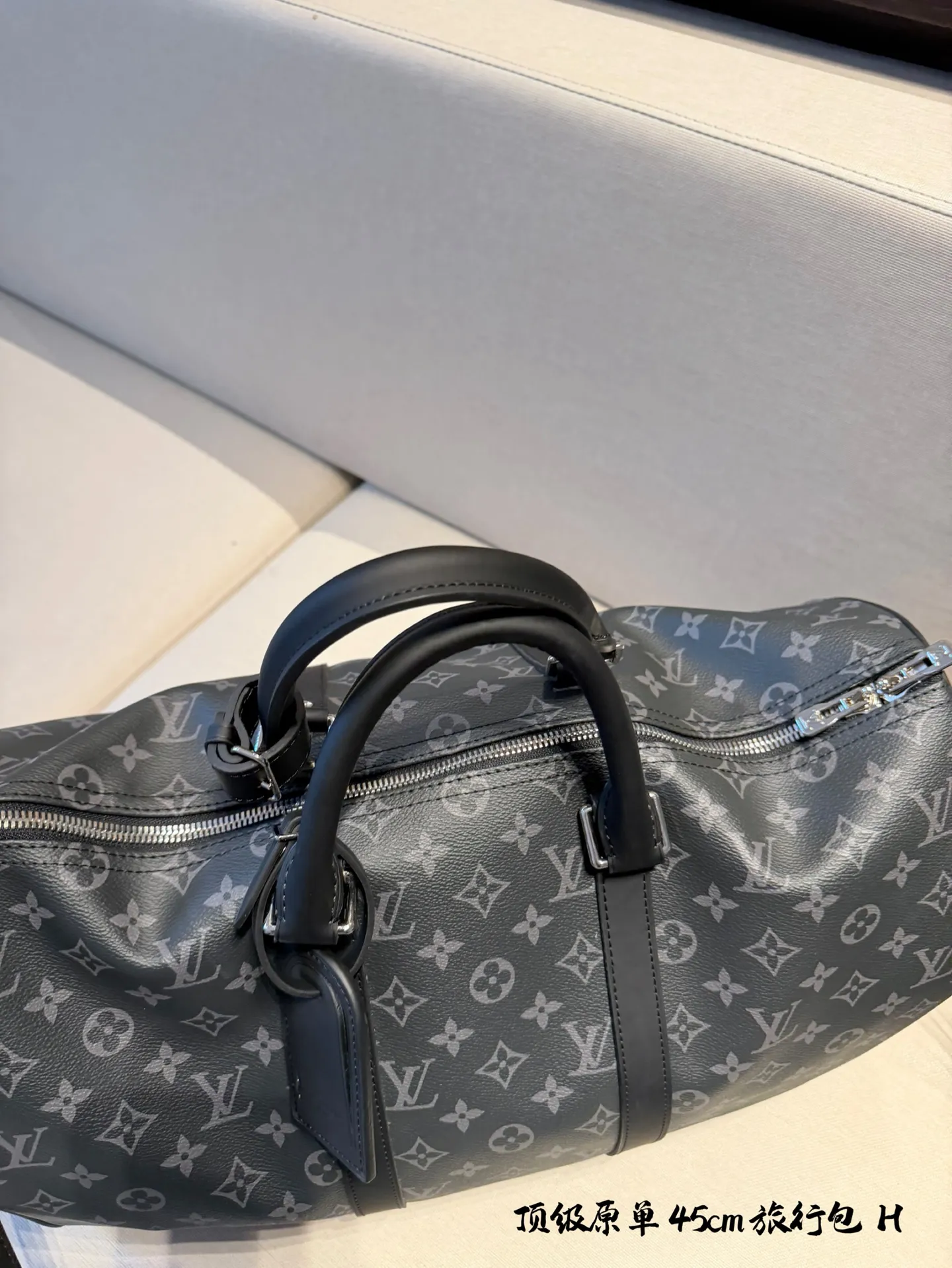 lv 旅行包p220 超酷中LV Keepall老花旅行袋 LVKeepall 出差旅行最常用的一只包 这是超酷的一只包 可以做健身包,也可做旅行袋 容量超级感人非常的实用! 出差三四天背这只包,衣服和洗漱用品完全足够!最主要是凹造型最棒了~ 马上爱豆出街的赶脚 路易威登Louis Vuitton 9VintageMusevie 中古店Iv keepall老花手提包包 45cm无盒