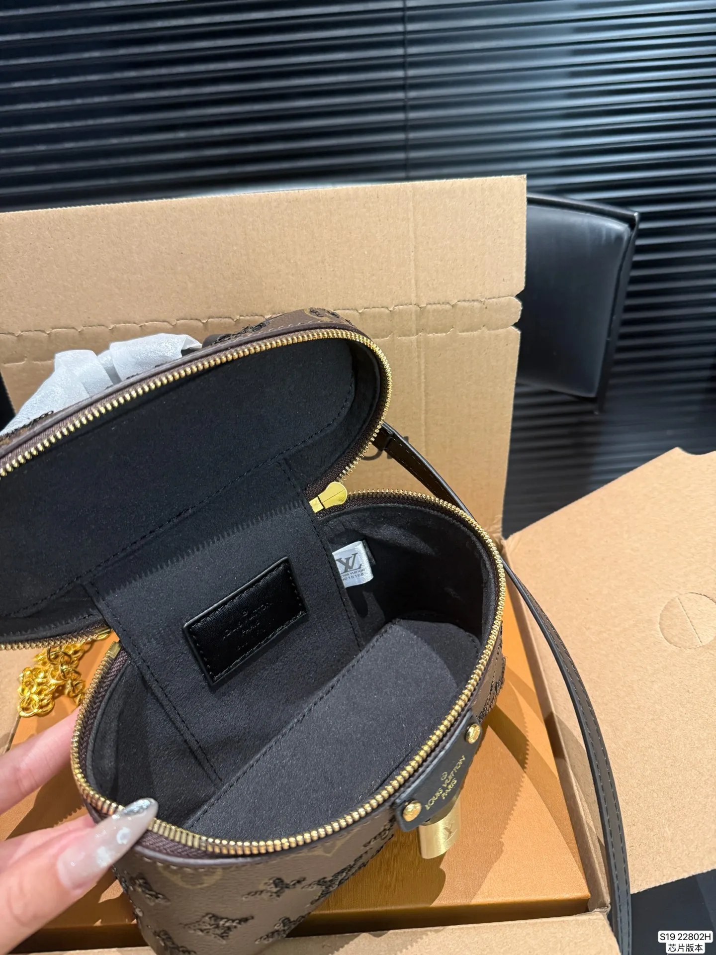 P145 配飞机盒折叠盒子芯片版本 季的化妆包颇受时尚界的青睐，看到第一眼就种草了！！造型很硬核 但空间很实用~走在路上就是一道行走的风景线啊。回头率杠杠的~ 而且真的好好搭！瞬间成为了这季街拍中的常客这只精致的LV化妆包，难道她不香吗～今年度过炎炎夏天的动力 ，就靠她给我补给了尺寸：19 12 货号22802