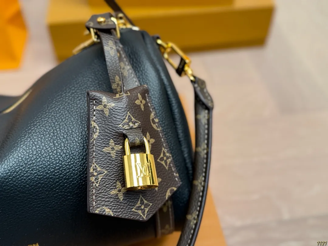 纯皮&yen;240飞机盒钢五金 专柜同步163变频芯片 LV路易威登Express枕头包 配有可拆卸肩带🉑自由转换 手提，肩背或斜挎等各种造型背法 极具松弛感 上身效果时髦好看‼️ 尺寸：小号26 15