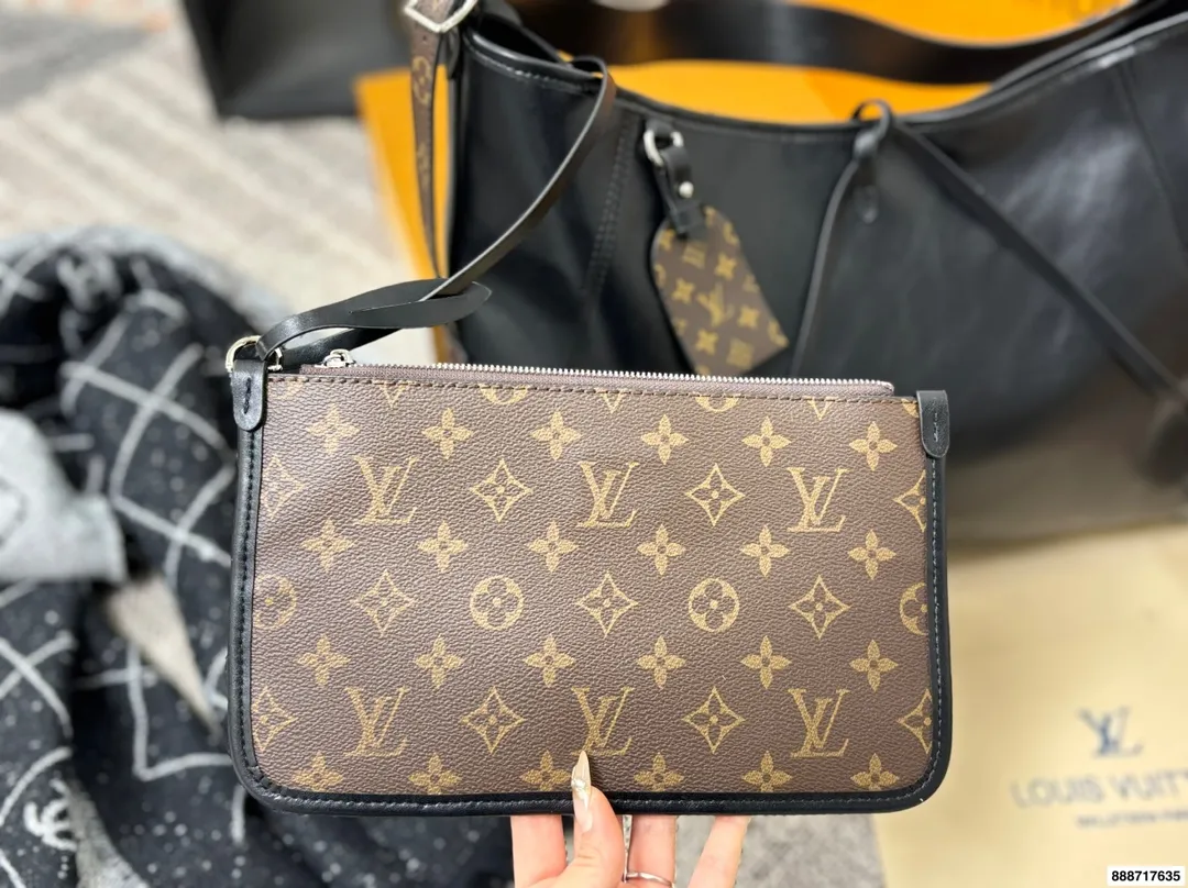 p185双盒 163芯片 围巾饰品＋80（款式随机） 尺寸42.32 LV 路易威登新款carryall链条购物袋🛍️ LV新出的全黑色Dark cargo carryall空间超级ok～ 皮质超有质感，随性简约 带一点老花，今年的新一代包神