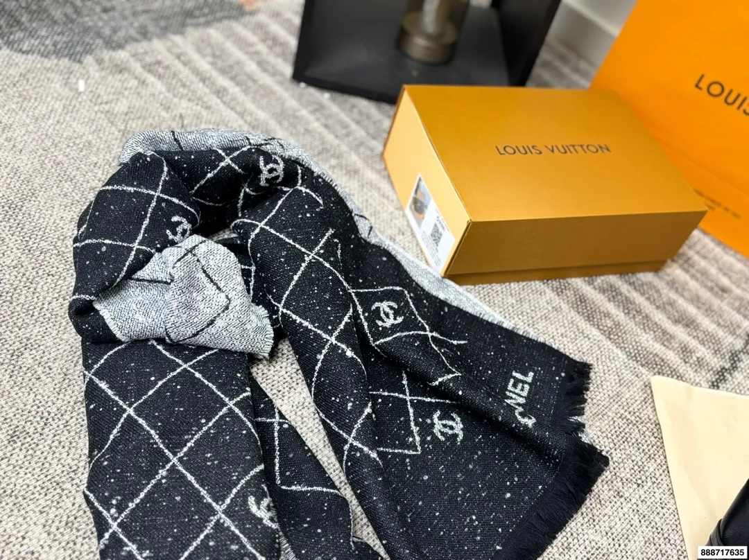 p185双盒 163芯片 围巾饰品+80(款式随机) 尺寸42.32 LV 路易威登新款carryall链条购物袋🛍️ LV新出的全黑色Dark cargo carryall空间超级ok~ 皮质超有质感,随性简约 带一点老花,今年的新一代包神