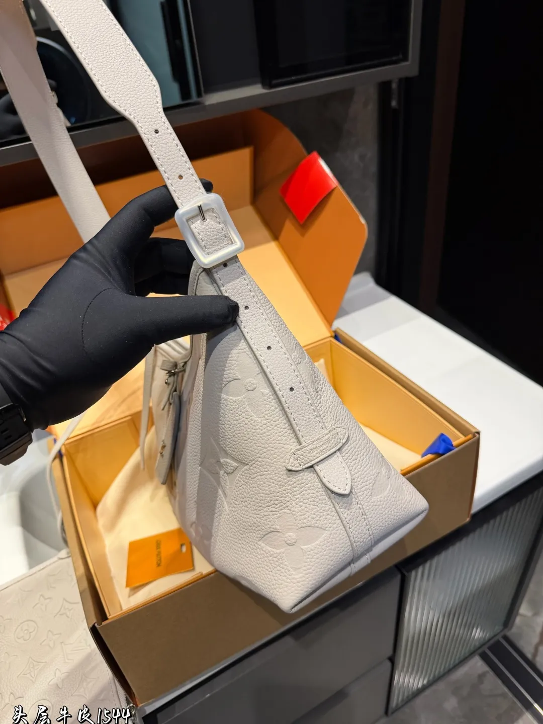 ❤️p305（礼盒包装）❤️ L家 大象灰/carryall配置有子母袋和宽肩带|新色沙丘色！高级⚠️细节细节&hellip;.完美✔️搜索🔍Lv carry 购物袋size: 29*22cm（小）