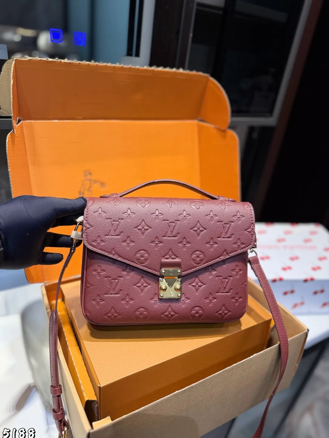 ❤️p215(礼盒包装)❤️ Lv 路易威登|Pochette Metis East west Mini 新款邮差包 LV邮差包老花手提单肩斜挎包,优雅低调的外形设计和宽敞的包身更加入了实用性,LV闪亮的纯钢金色五金配件- 可调节肩带,配有树糕皮的肩垫,拉链闭合 超细纤维内衬 尺寸 21 14cm