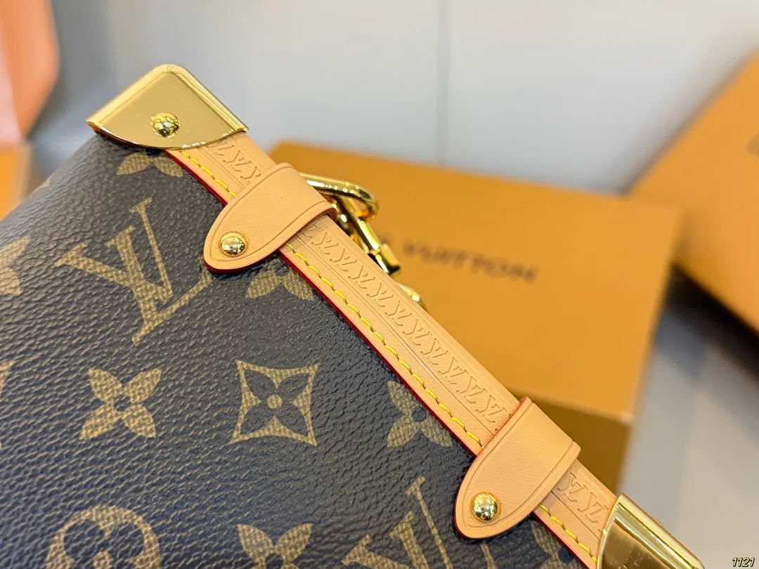 原版复刻¥225飞机盒 钢五金163变码芯片 谷爱凌同款 秀款 小箱子 LV Side trunk 谷爱凌 盒子包/ 箱子包 新款!是软软的小箱子 很多精致的小细节在里面 大容量又实用又好凹造型 长短肩带随意切换 无论是富婆还是可可爱爱 都可以凹出超好看的造型尺寸 23 16