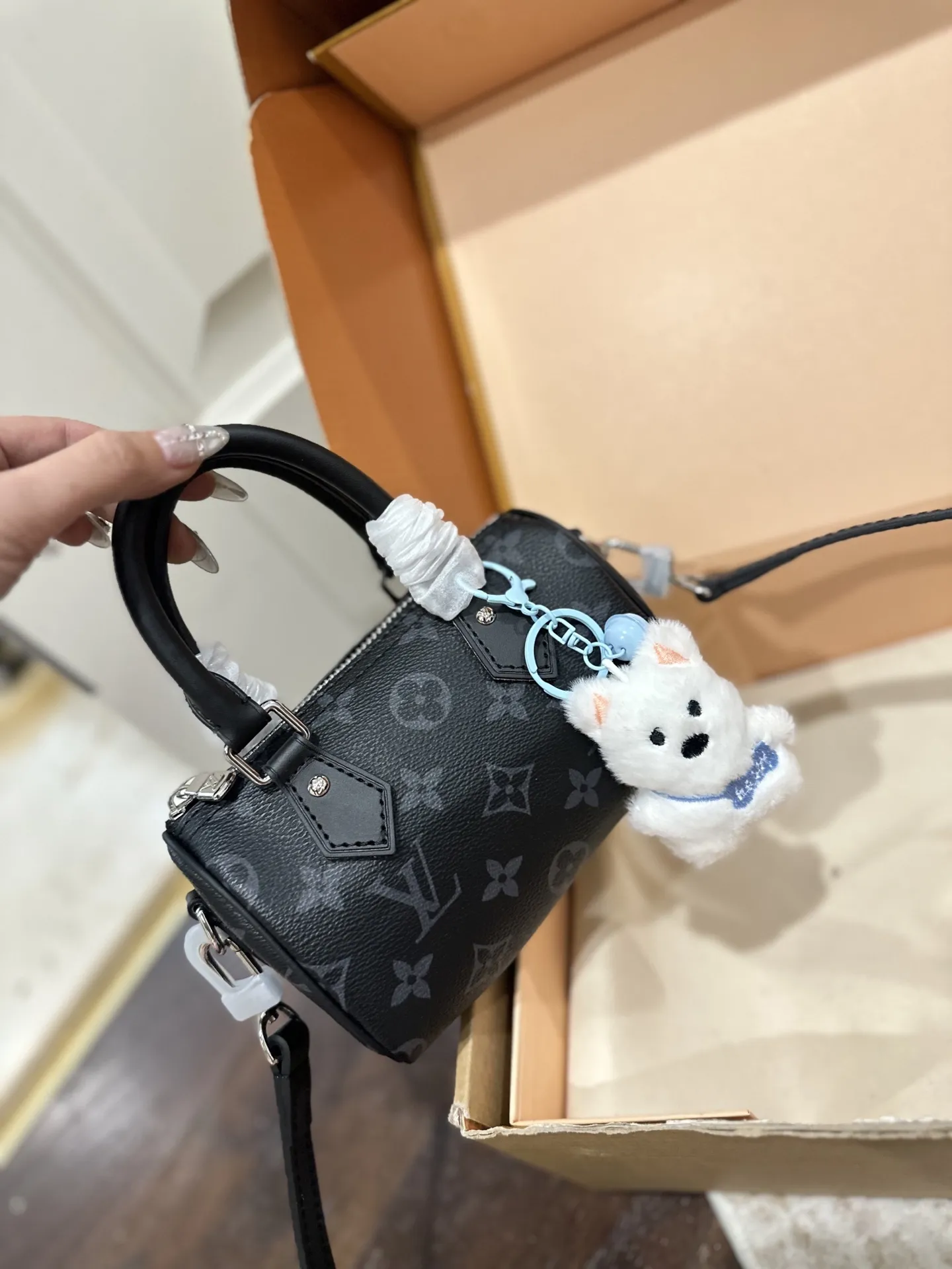 变码芯片p130 送挂件 官网双盒包装 size:16*10cm L家 永远经典Speedy Nano 将欢愉注入每个设计细节! LBuy限量呈献 全新圣诞 设计的 Vivienne Winter Holiday