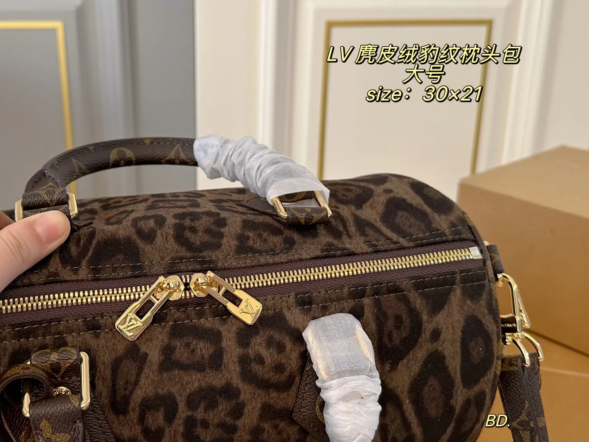 P165 大号（无盒） size：30&times;21 LV 路易威登麂皮绒speedy豹纹枕头包💕 经典重现，轻便又时尚～ 肩带🉑️调节，可手提，可拆卸！ 麂皮绒➕豹纹设计 浓浓复古风，超级实用❗️