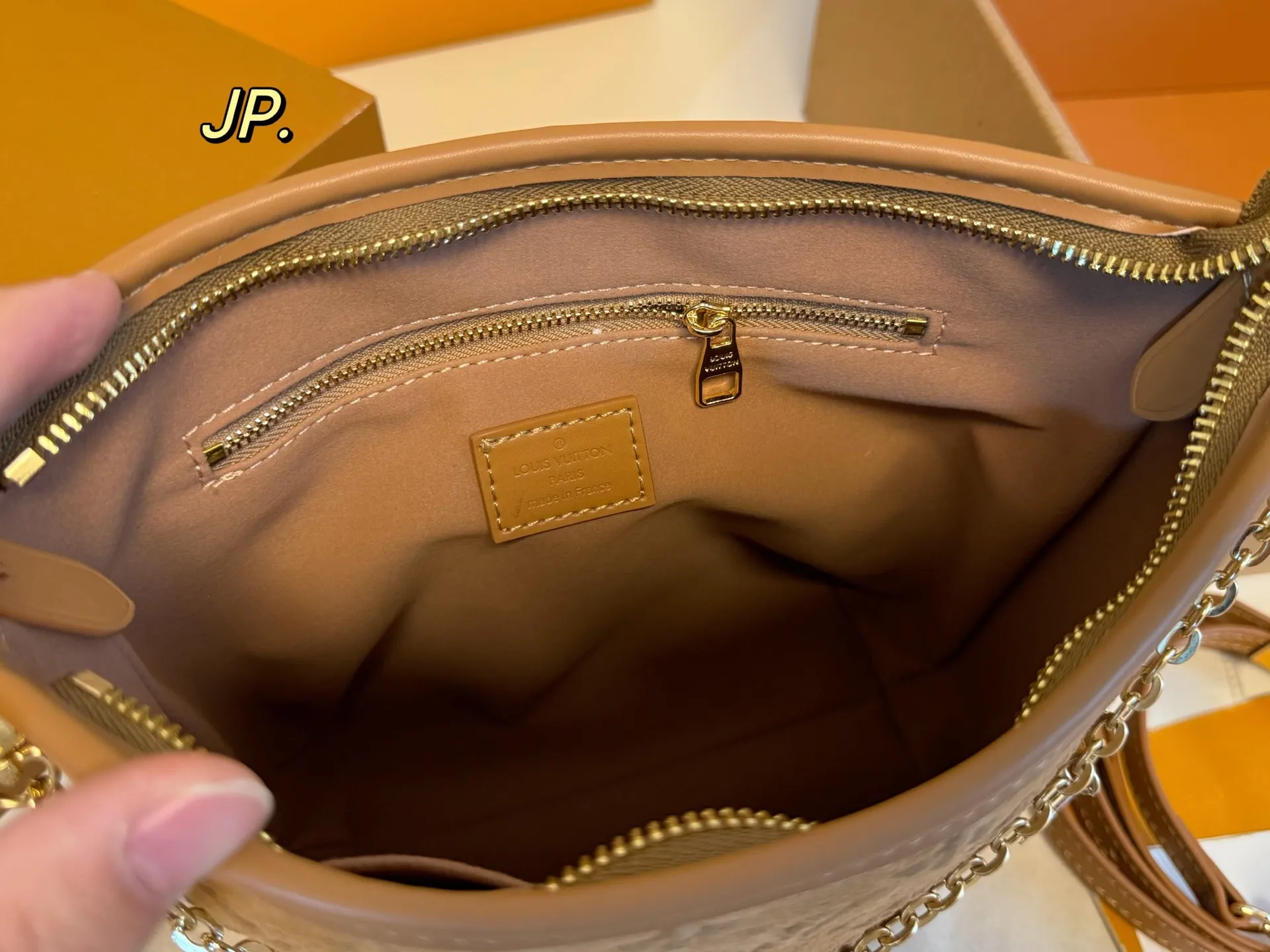 P165(折叠盒飞机盒) size:17×20 LV路易威登麂皮绒中古链条水桶包💕 超级耐看的经典配色! 采用桶状设计,容量十足 配有长肩带,多种背法 日常出街、通勤,低调又百搭‼️