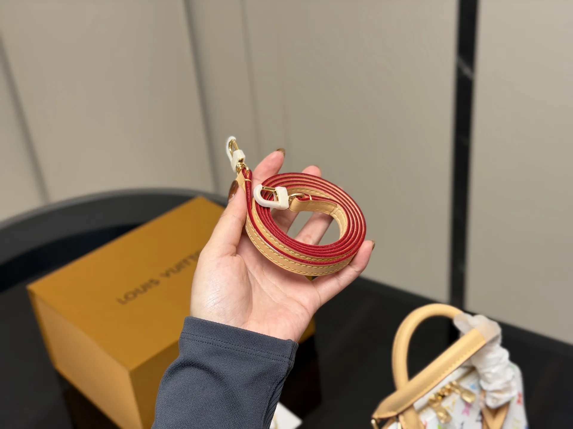 ¥215 配折叠盒飞机盒 size:25*18cm Lv 这个白三彩 alma贝壳 太可爱啦! 小巧又复古已经拎着溜达两天了~