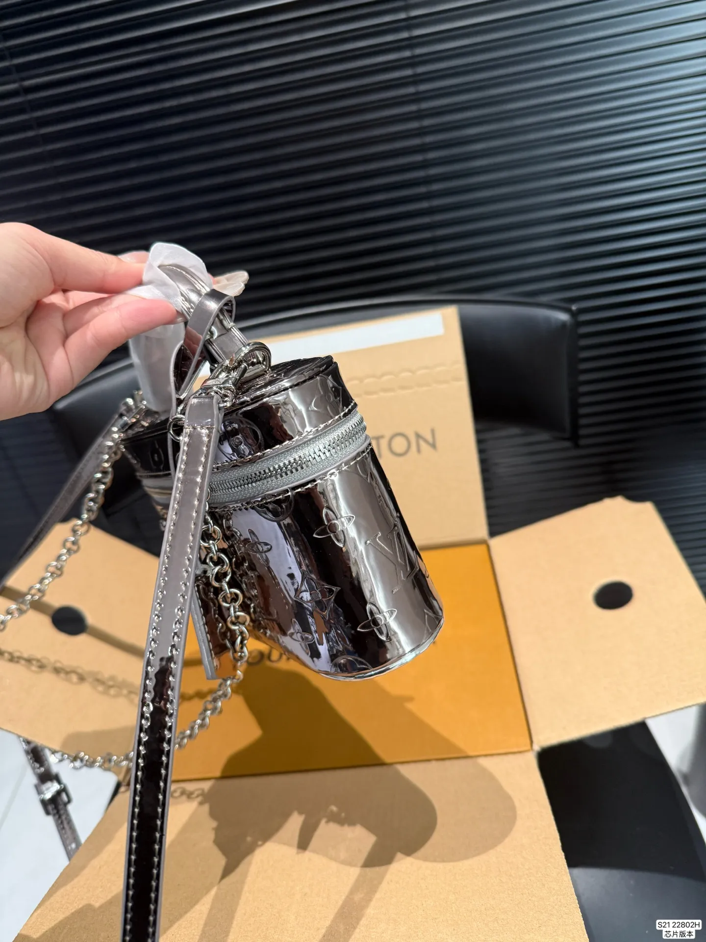 P155 配折叠盒飞机盒 LV新款小盒子，实物太美了！🤍🩶 被这个盒子美翻了！ 包柜里怎么能没有一只惊艳的包包呢！[皱眉R] 这只包谁拎谁美吧！做这个冬天❄️最闪的崽 🉑手拎🉑腋下🉑斜挎！别太实用了吧 尺寸19 12 货号22802