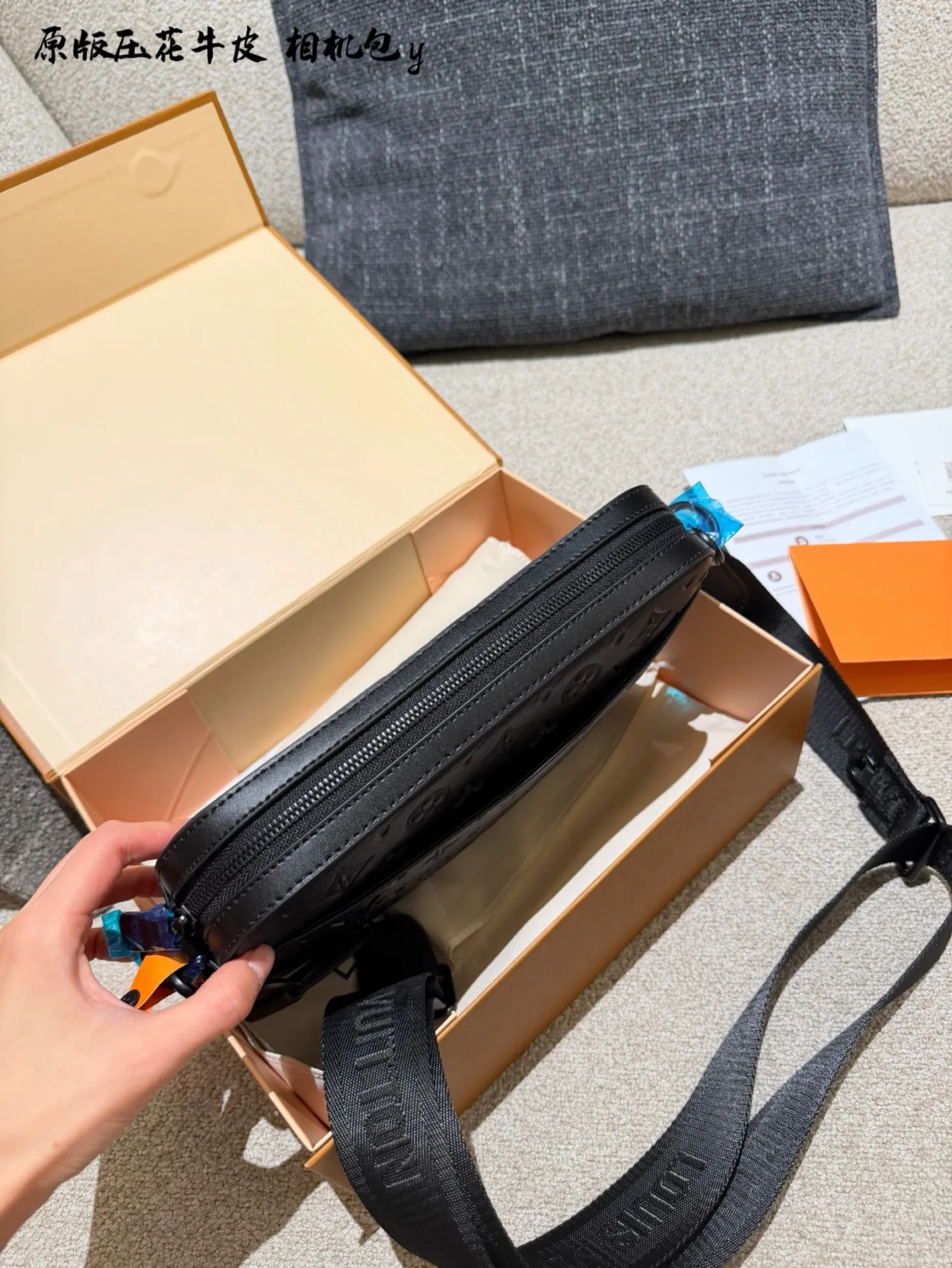 p210 LV TRIO黑武士邮差包,相机包 黑色全皮压花款,牛皮配黑色磨砂五金,酷酷的很有范儿,25x18.5x7cm:25x18.5x7cm 配盒子