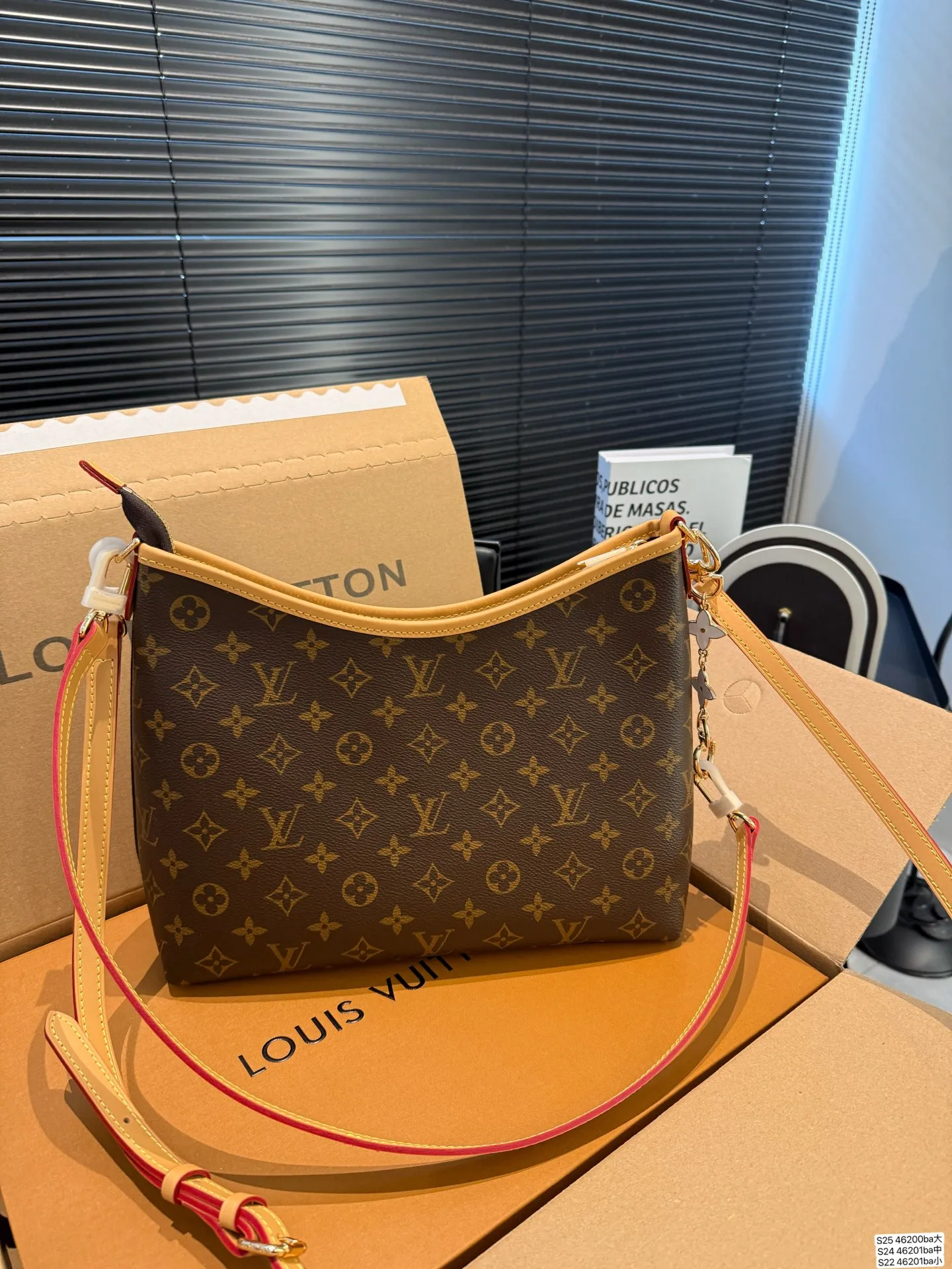 大号P175 中号P170 小号P160 配飞机盒折叠盒子 全钢五金 芯片版本 LV腋下包 今年腋下包大火 不光有可人外表 空间也很喜人 更是百搭 一年四季都好背 让你秒变时髦精 尺寸:大号29 21中号24 18 小号21 14.5货号大46200 中46201 小46202