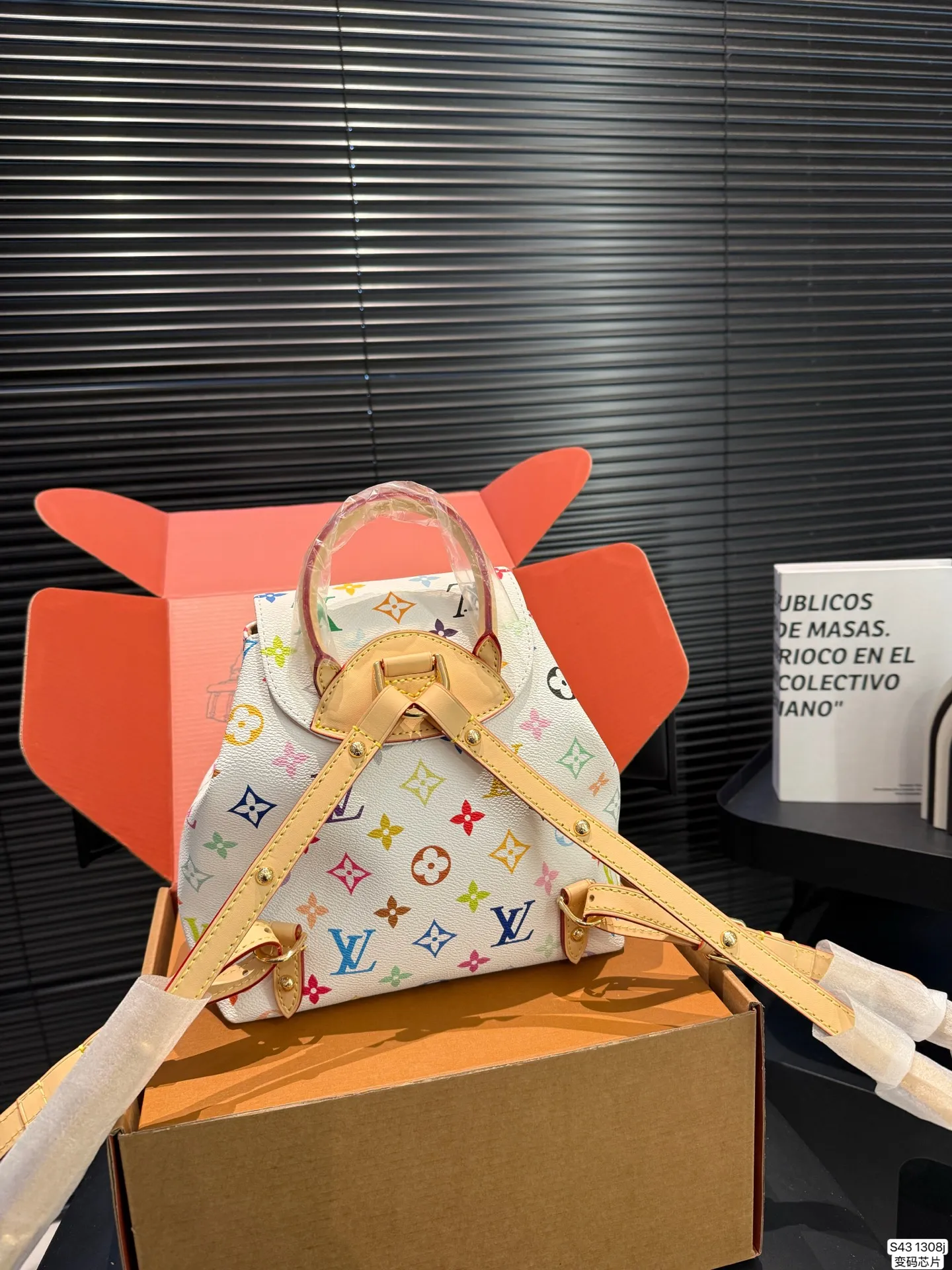 P265 配飞机盒折叠盒子 LV双肩包 配变码芯片 LV尤物!人间白三彩真漂亮啊白三彩系列每一只都值得收藏,又可以搭配俏皮可爱下次想试试洒脱一点穿搭彩色老花 五彩缤纷的少女心满出来这只包适配乐开了花的心情 尺寸:20 20货号13081