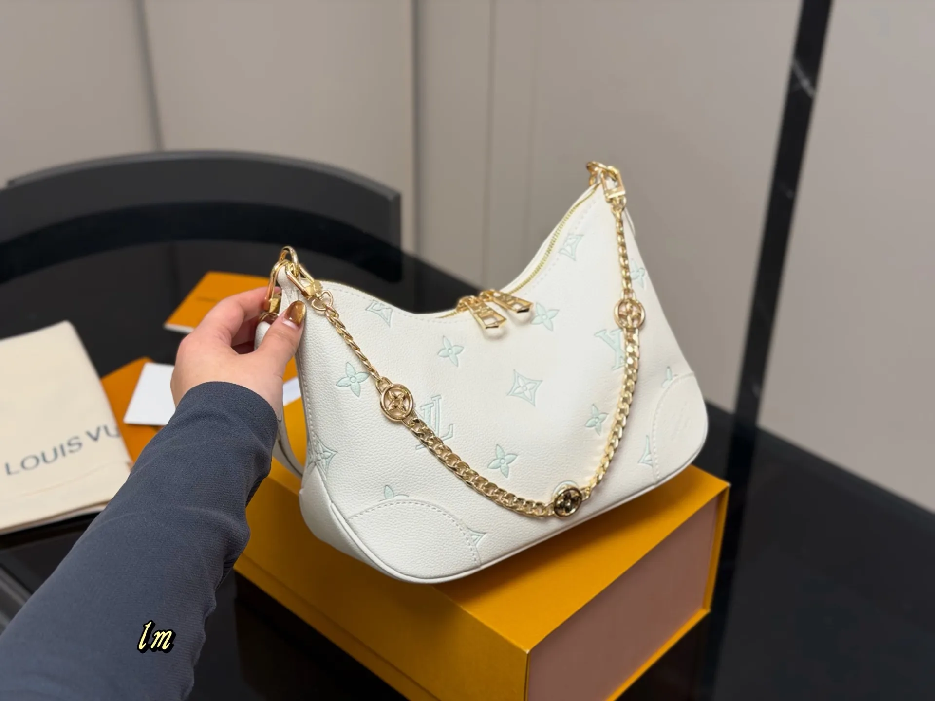 ¥180 配折叠盒 size:29*16cm Lv 最新款牛角包 原版五金! 定制版直接采用小牛皮 Vintage 经典单肩包 配置肩带➕链条 单肩斜挎都无敌好看百搭!