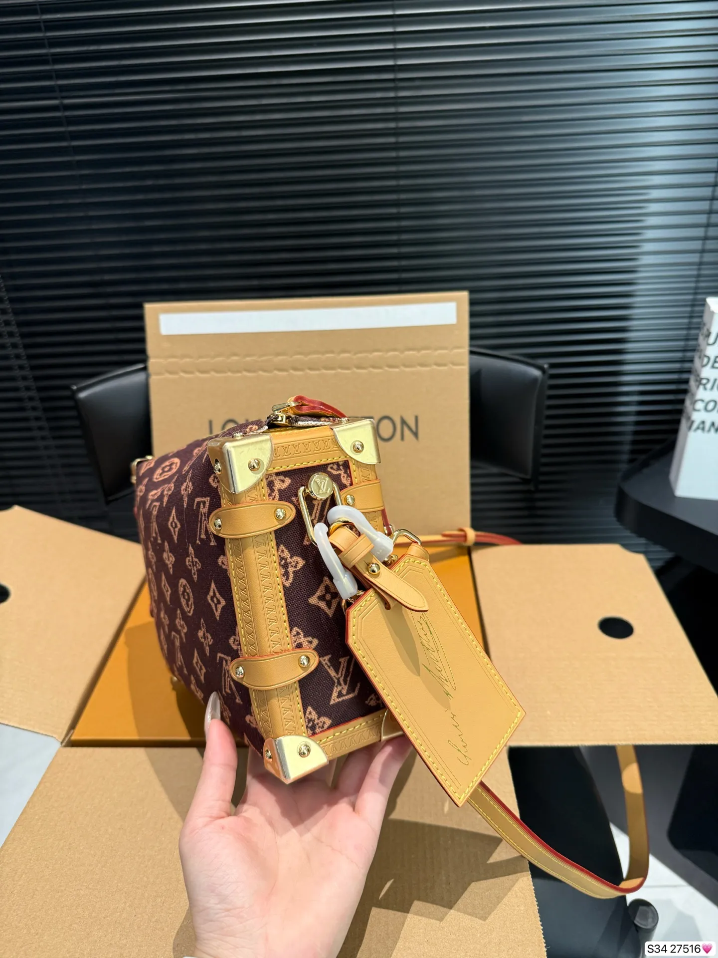 P220 配飞机盒折叠盒 LV 130周年限定来袭!村上隆三彩返场🥹 LV 130周年限定系列,这次是真的开挂了! LV谷爱凌软盒子来啦美到犯规💕 五金精致有分量,肩带长度刚刚好,单肩斜挎都很绝👏日常搭配T恤、牛仔裤,容量也很实用,手机、口红、粉饼等小物件都能装下~ 尺寸23 16 货号27516