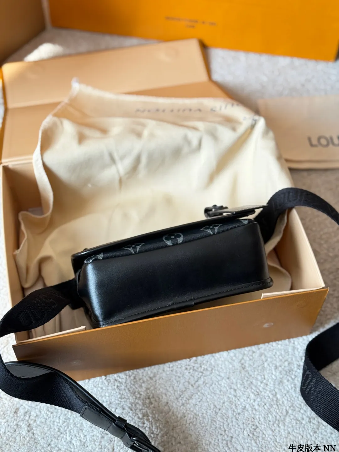 牛皮版本 p155 LV 黑花 Soft Trunk 盒子包 VLV Soft Trunk黑花盒子包,经典Monogram Eclipse黑花图案,低调又有辦识度!涂层帆布+牛皮饰边,质感满分。配可调节肩带,单肩斜挎都OK,日常通勤、出街超百搭。内部空间合理,手机、卡包、钥匙轻松收纳,拉链开合更安全全。男女都能驾驭,时尚又实用,LV热门款必入 18.5x13x8cm18.5x13x8cm