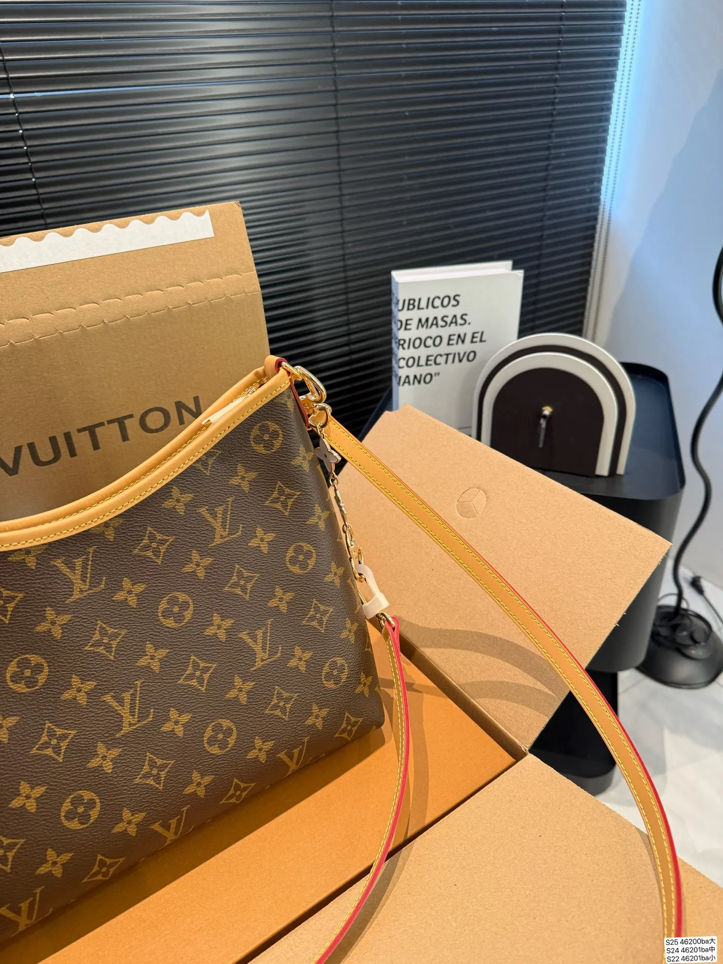 大号P175 中号P170 小号P160 配飞机盒折叠盒子 全钢五金 芯片版本 LV腋下包 今年腋下包大火 不光有可人外表 空间也很喜人 更是百搭 一年四季都好背 让你秒变时髦精 尺寸:大号29 21中号24 18 小号21 14.5货号大46200 中46201 小46202