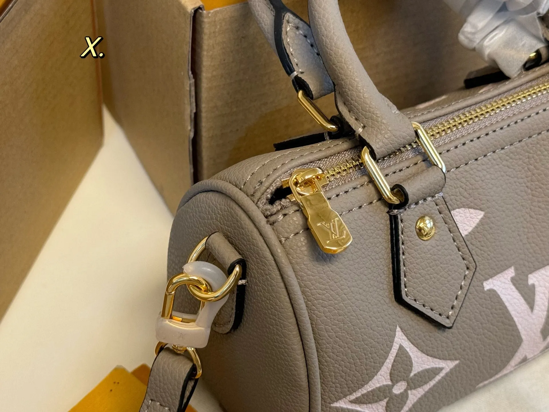 P165 16cm(折叠盒飞机盒) size:16×10 LV 路易威登Speedy nano迷你枕头包💕 新款的肩带可以调节拆卸; 线条精致,小巧轻便又时尚~ 细节质感在线,四季百搭‼️