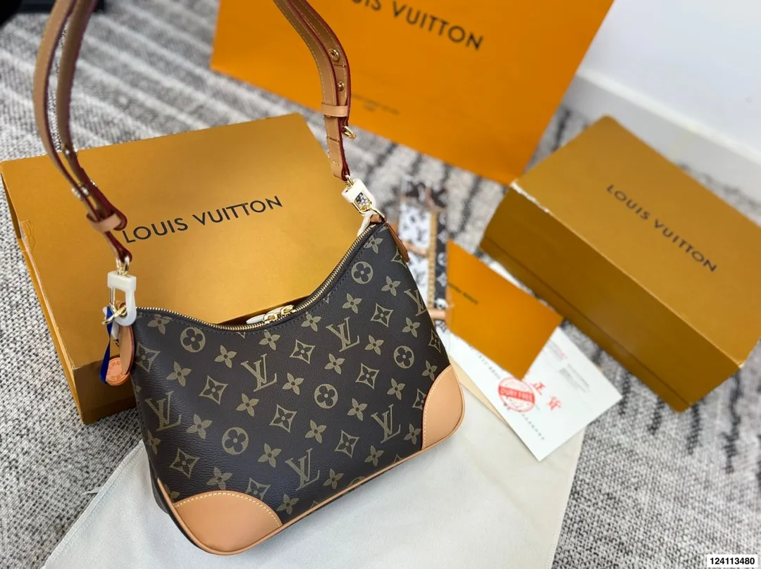 p160配礼盒🎁 Lv 牛角包 单肩斜挎中古 vintage包包v老花村上隆限定薇薇安女包LV老花限定 !超美!好多网红潮人都在背 单肩斜挎背这款包看着简单,搭配起来特别有范!被外观真的迷倒 尺寸:26*9*15cm