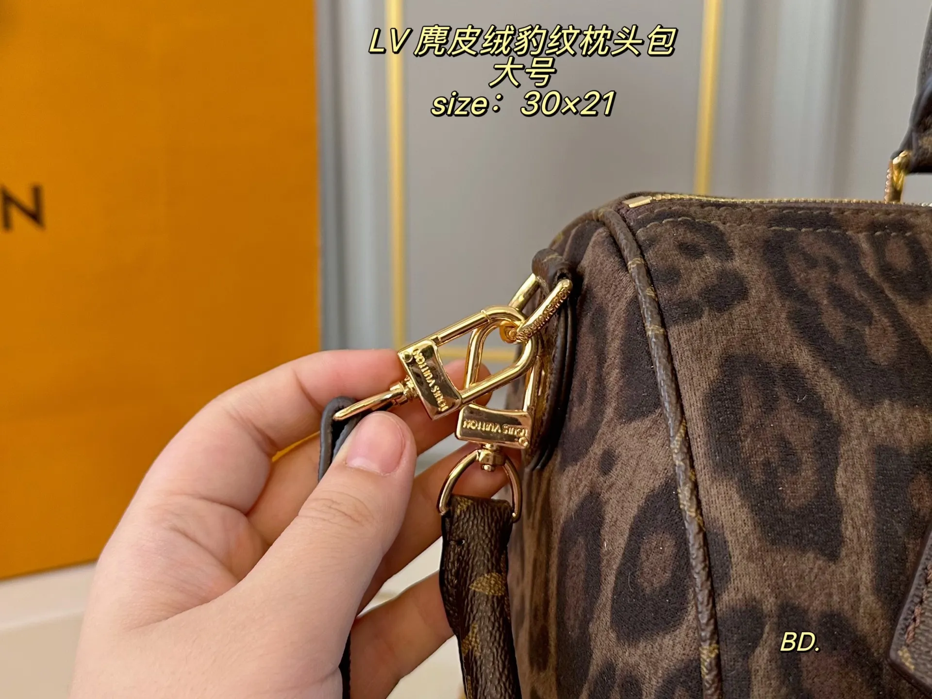 P165 大号(无盒) size:30×21 LV 路易威登麂皮绒speedy豹纹枕头包💕 经典重现,轻便又时尚~ 肩带🉑️调节,可手提,可拆卸! 麂皮绒➕豹纹设计 浓浓复古风,超级实用❗️