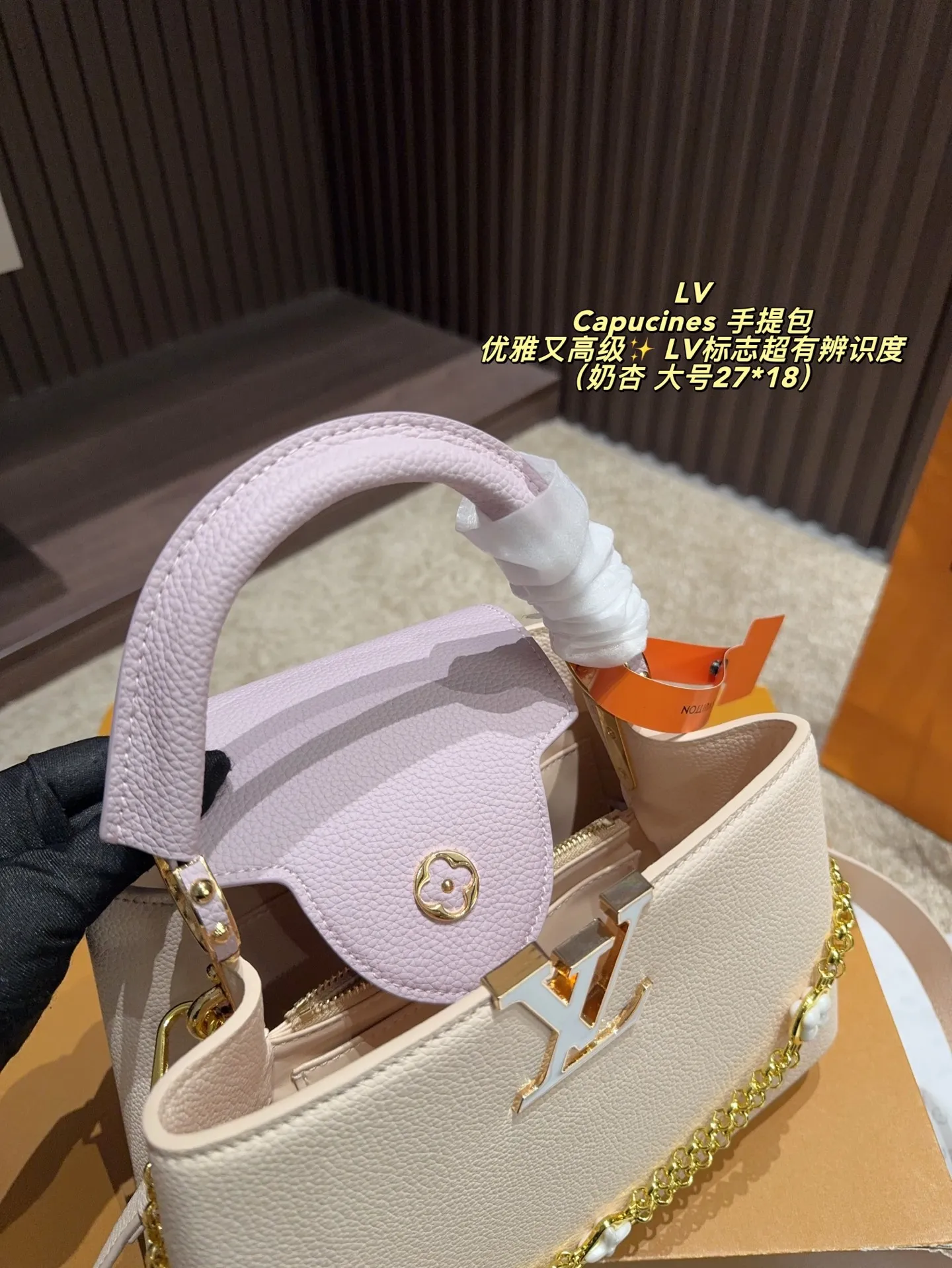 P185配折叠盒⚠️尺寸27*18 P175配折叠盒⚠️尺寸20*14 LV Capucines 手提包 优雅又高级✨ LV标志超有辨识度，手提or斜挎都OK，配可拆卸肩带，日常通勤、晚宴都能轻松驾驭。尺寸适中，收纳力满分，实用又时髦！沉稳大气，细节精致，秋冬搭配深色系服饰超加分，是LV经典系列代表款之一