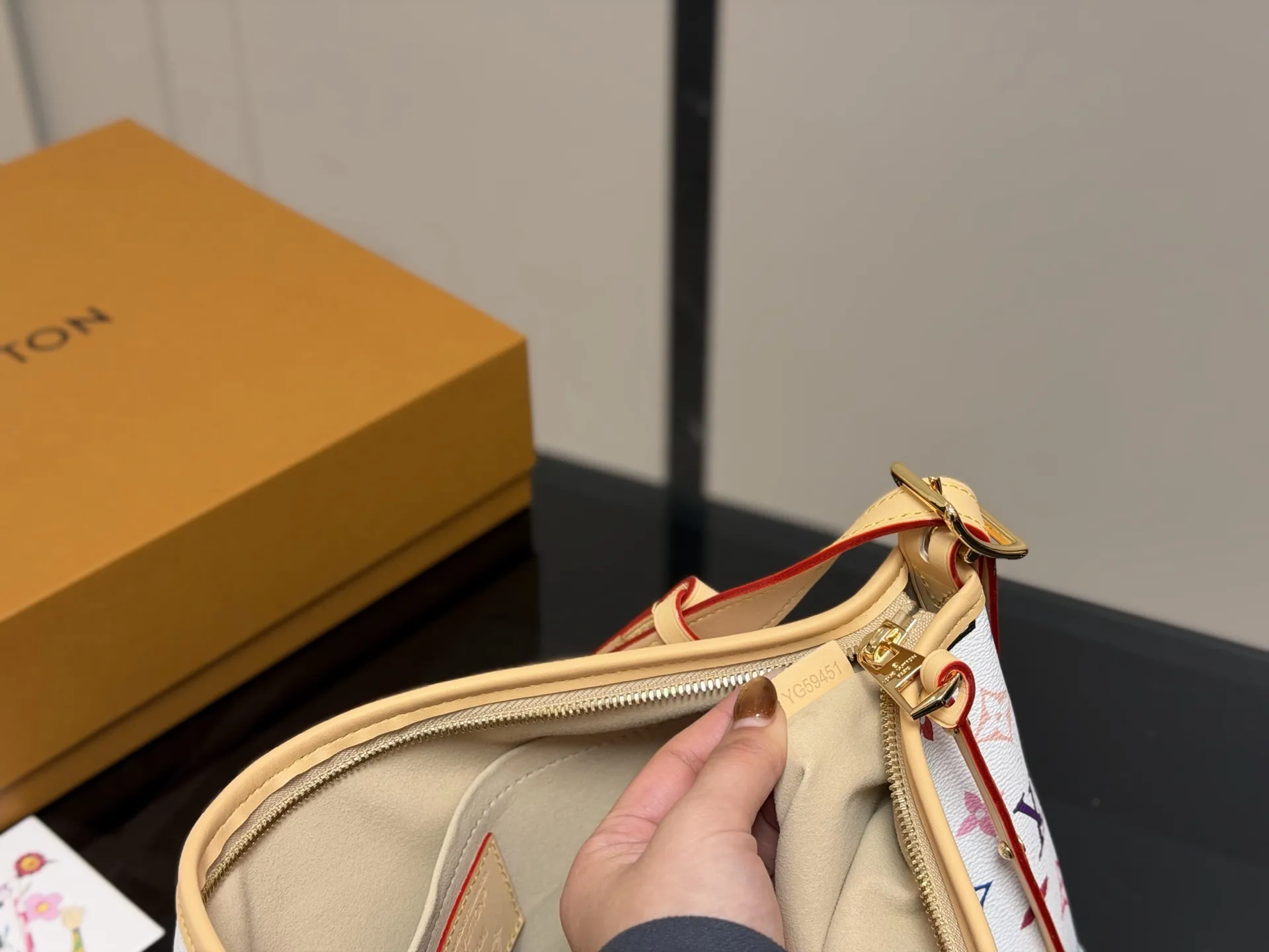 ¥240 配折叠盒飞机盒 LV Carryall小号手袋改造款 LV Carryall小号手袋,经典Monogram老花帆布+牛皮饰边,简约大气超百搭!配可拆卸拉链子袋,收纳力满分+。宽肩带设计,背着超舒服,通勤or短途出行都很合适。内部空间宽敞,日常用品轻松装下,拉链开合更安全。休闲随性风格,时髦又实用,出街必备! 尺寸:33.21cm