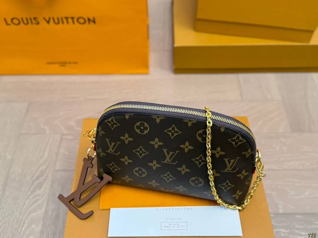 原版复刻¥135飞机盒 升级版全钢五金 专柜同步163变码芯片 LV老花经典贝壳包款 经久不衰啊啊 每年卖爆的款哈 必须推荐美眉们入wow 精心设计 质感绝对牛赞 看图咯 尺寸:22 15
