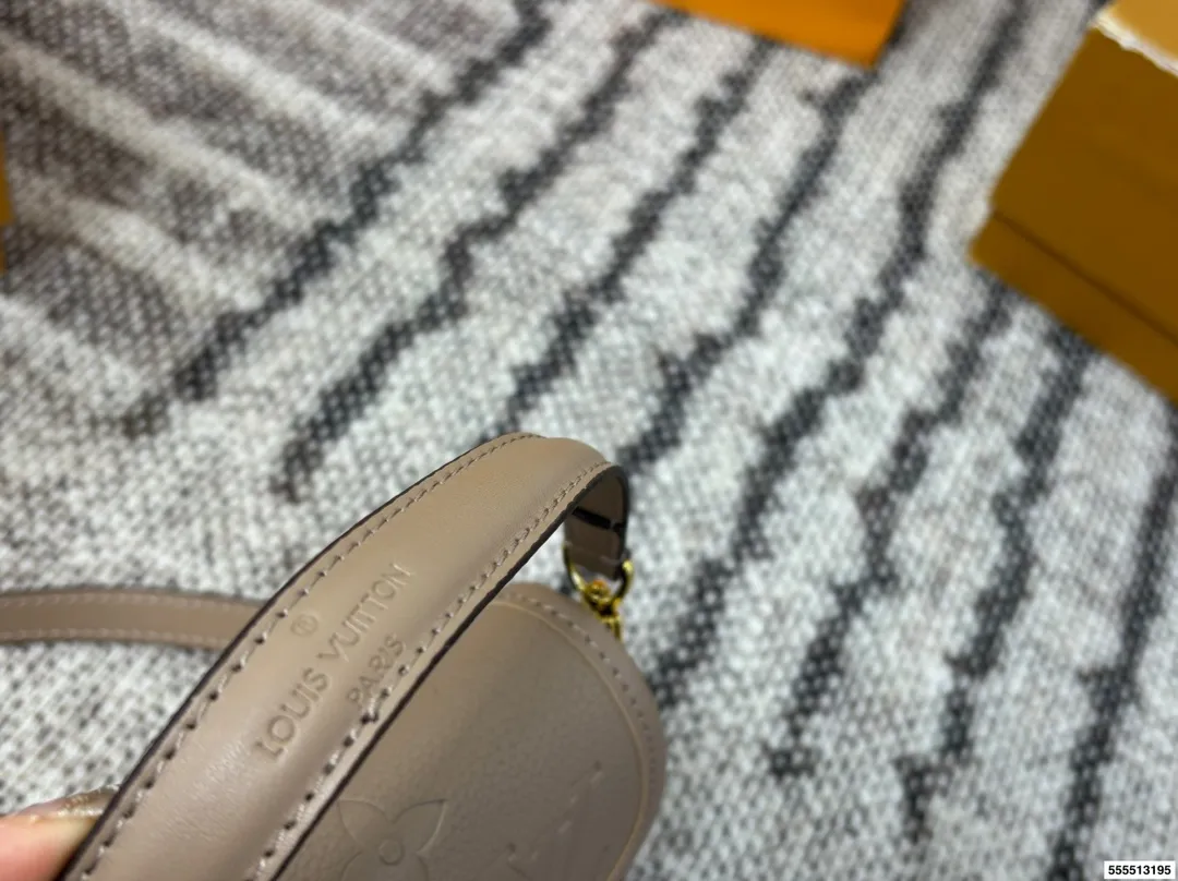 p135配折叠盒⚠️尺寸18.10 路易威登LV 法棍包 轻松演绎复古时髦 包型挺阔，简约而不简单不需要过多的装饰，日常搭配西装和T恤，就能将高级感体现的淋漓尽致！