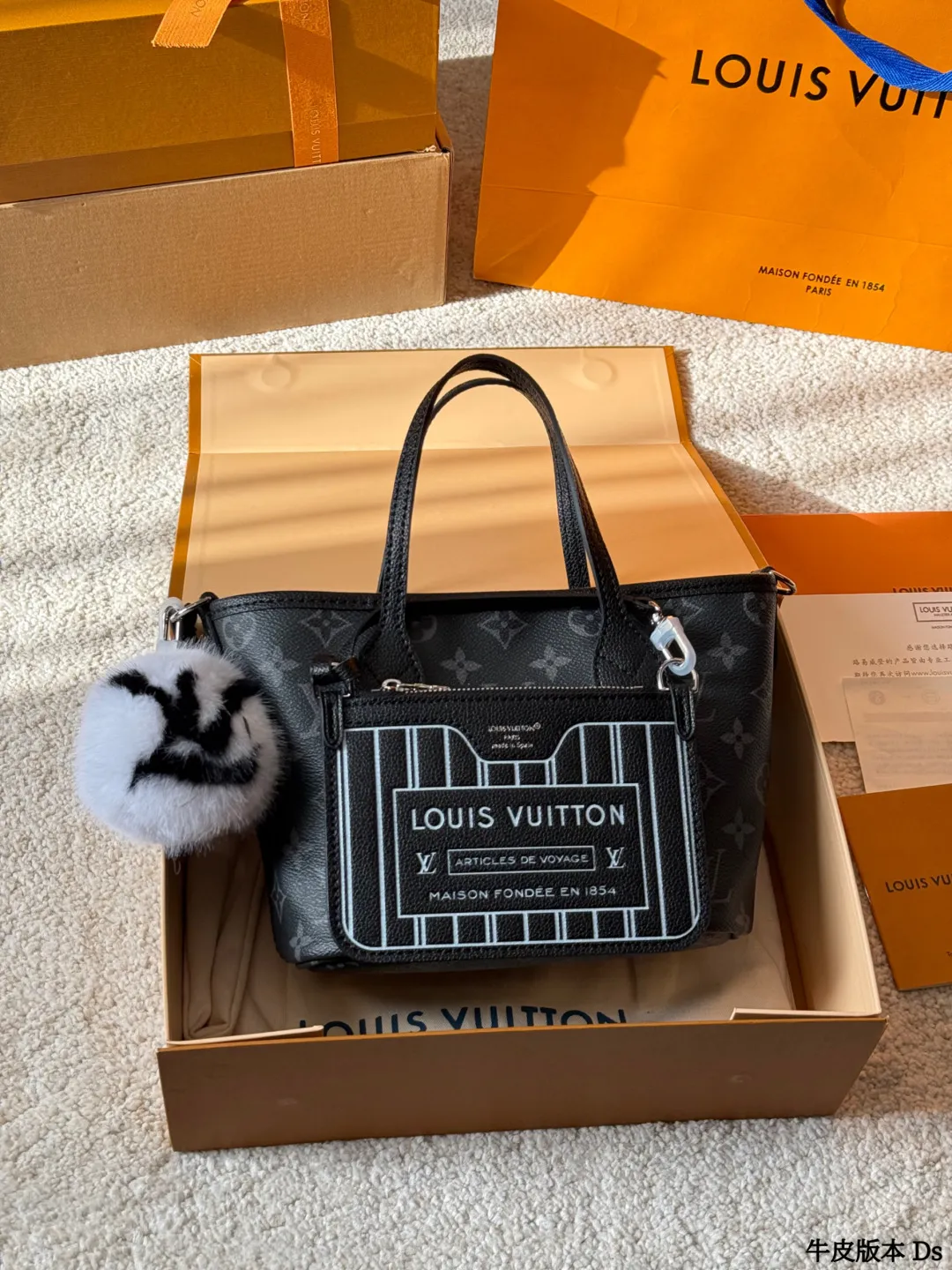 牛皮版本 p205 LV 双面 Neverfull BB手袋 ®LVx自Nevertull BB手装,经典Monogram老化肌升 +黑色粒面牛皮拼接,双面可用,风格随心切换!尺寸26.5x16.5×11cm,配可拆卸拉链小包和肩带,手提、斜挎都OK。内部空间超能装,通勤出街都很实用。黑色荔枝纹牛皮质感细腻耐用,银色金属件超有现代感,时尚又百搭,日常搭配无压力!