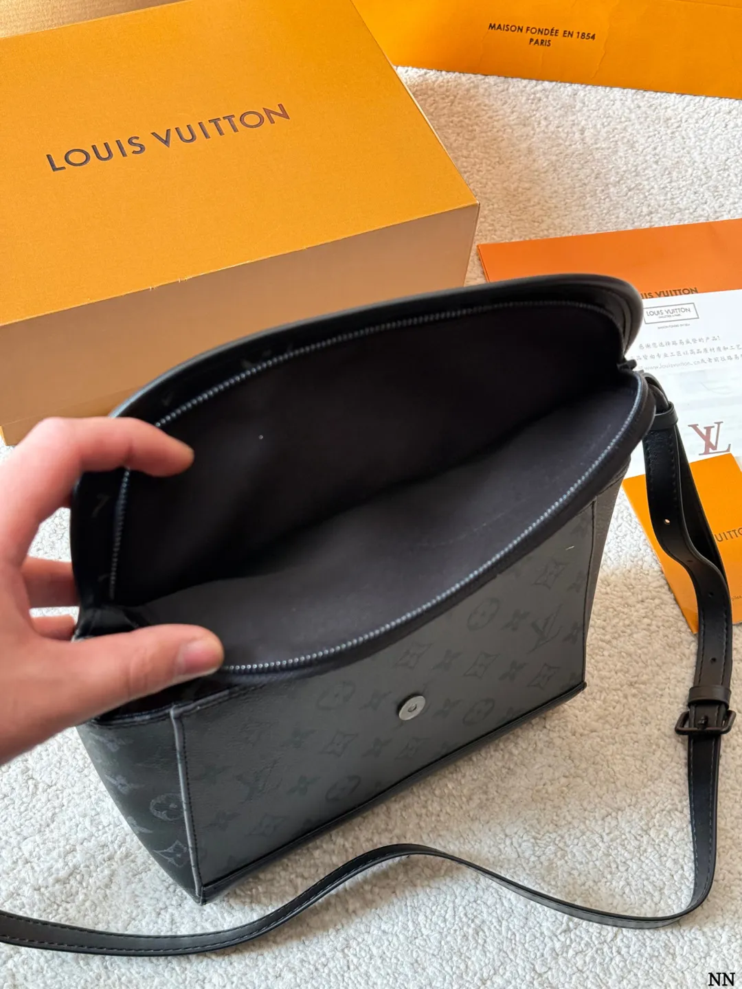 牛皮版本 p160 LV Pulse 邮差包 M12681 VLV Pulse邮差包M12681，黑色Monogram Eclipse涂层 帆布+牛皮饰边，低调又有辦识度艹。盖磁扣+外拉链袋，内部多夹层，收纳超方便！肩带可调节，单肩斜挎都OK，通勤休闲都能搭。 线绳拉链头设计，时髦又实用，是LV黑武士系列热门款，商务休闲都能轻松驾驭 尺寸 23 18cm