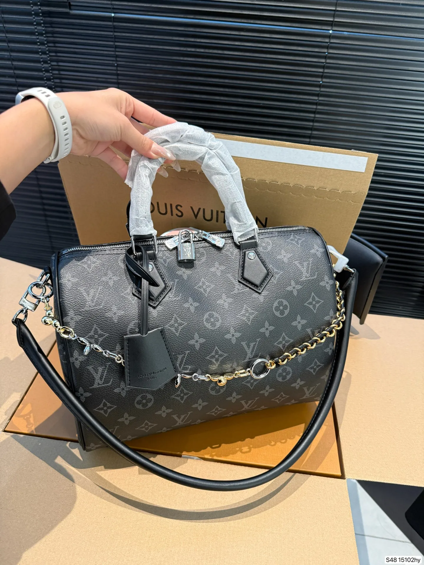 P290 配飞机盒折叠盒 Lv X Nigo Keepall 30.枕头包 手袋是一款理想的都市手袋。 标志性的造型与经典的 Monogram 帆布,加之多种携带方式和奢华的天然饰边为该包平添一份时尚前卫之感。尺寸:30 21货号15102