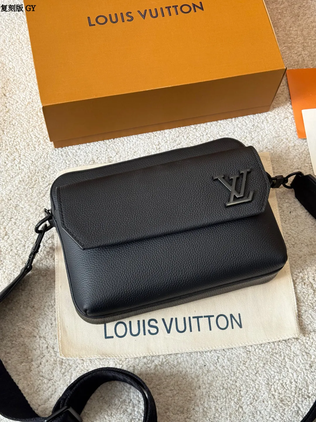 复刻版 p225 LV Takeoff 小号邮差包 LV Takeoff小号邮差包,黑色粒面牛皮+经典 Monogram压纹,低调又有质感!翻盖设计+可拆卸肩带,单肩or斜挎都OK,通勤休闲都能搭。尺寸刚好,手机钱包轻松装下,实用又时髦,是男士必入的经典单品! 尺寸 23 18cm