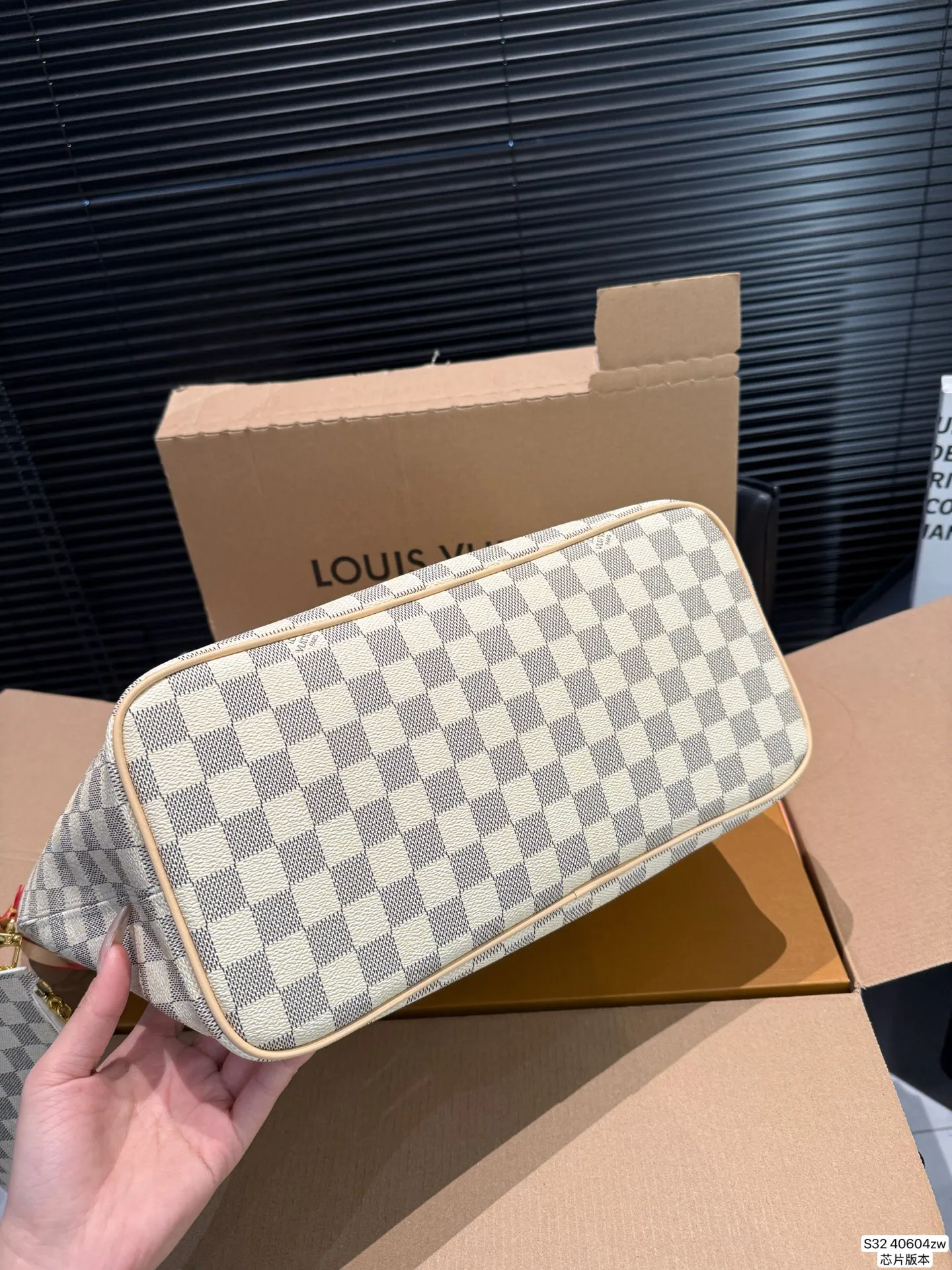 P210 配折叠盒飞机芯片版本 LV 经典购物袋 Neverfull 全新演绎经典手袋,探索袋内精致细节。重新设计的内袋采用了清新的织物内衬和灵感源自档案馆的复古细节,最值得称道的莫过于可脱卸式拉链手包,它既可单独作为一只精致手拿包使用,亦可作为额外的口袋。明快的内衬色调为 Monogram 经典帆布增加了更多活泼生动之感。尺寸31 29 货号40604