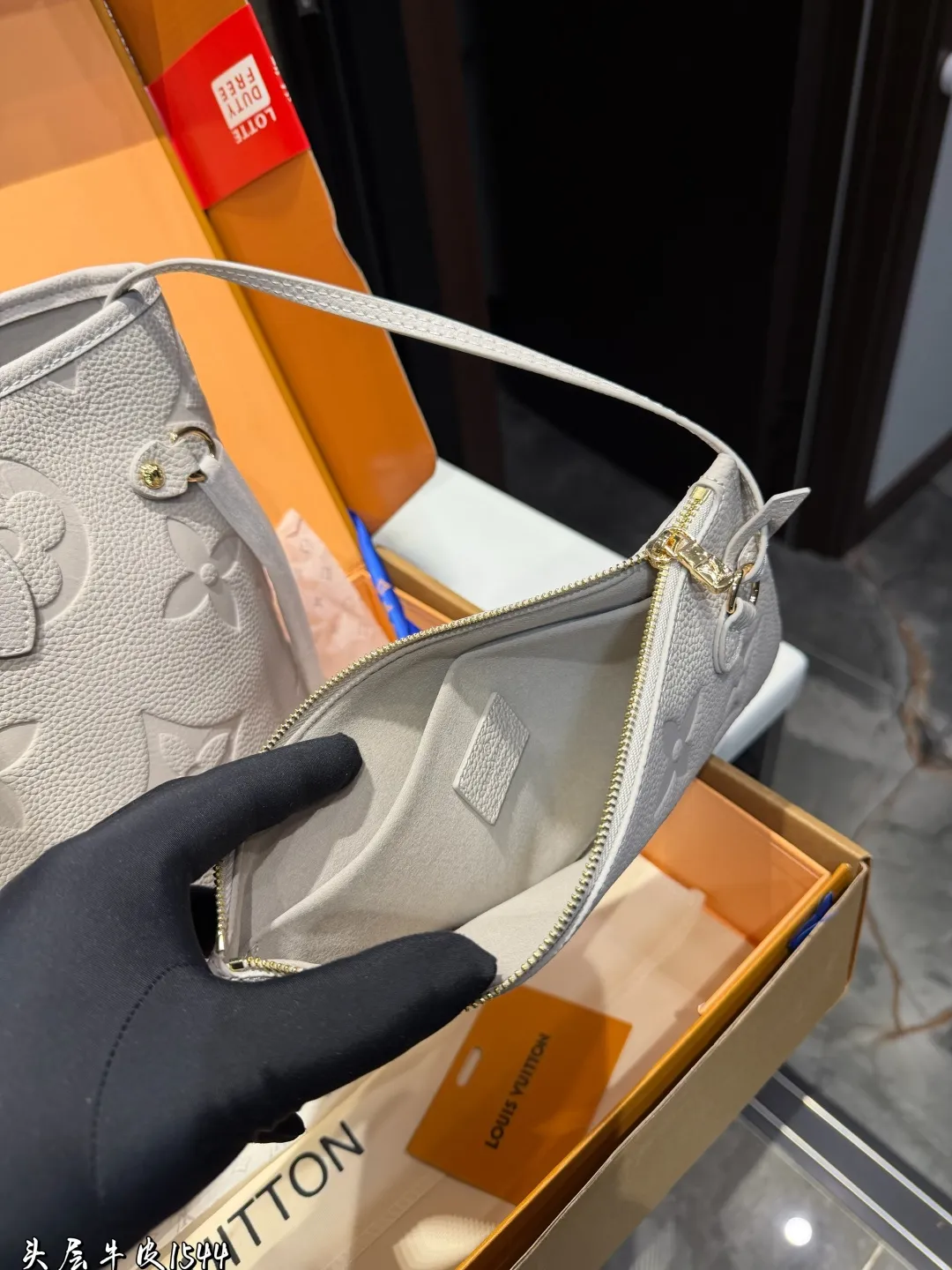 ❤️头层牛皮 p310❤️ Lv牛皮L家 Neverfull 中号购物袋!入门级的款式哦!绝对的终身款!此物经典不言而喻!街拍和实用都是非常nb的选择!大家拿到后可以感受下,皮质颗粒之间空袭分明,宽度平均,摸上去软硬适中,尺寸 32*28cm